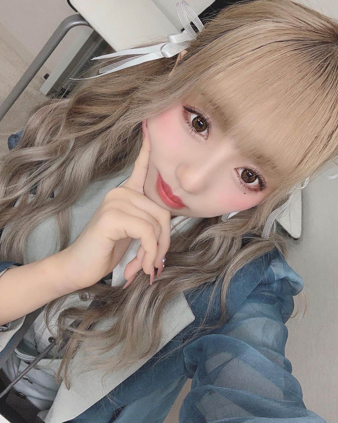 川谷花音のインスタグラム：「やっほー 楽しい収録だった〜💙 公開まで待っててねんっ メンテナンスで髪の毛とまつ毛パーマ行ってきた🐶 髪の毛は痛まないように今回はブリーチなしにしてもらってでも明るくしてもらった！ いつもありがとうございます　@lapis_anju  まつ毛パーマはまじすげぇ！ ビューラー持ち運ばなくて良いしまつ毛ずっとくるんって上がってくれて315ー！！ いつも眉毛と一緒にやってる！！ すっぴんましになる爆笑🤣 おすすめ！！！ @une_fleur_yuri  ありがとうございます💖 あと最近使ってるカラコンはキャンマジだよ👀@candymagic_official  #アイドル #青春高校3年c組 #青春高校3年c組アイドル部 #秋元康 #カラー #ヘアアレンジ #ヘアカラー #まつ毛カール  #カラコン」