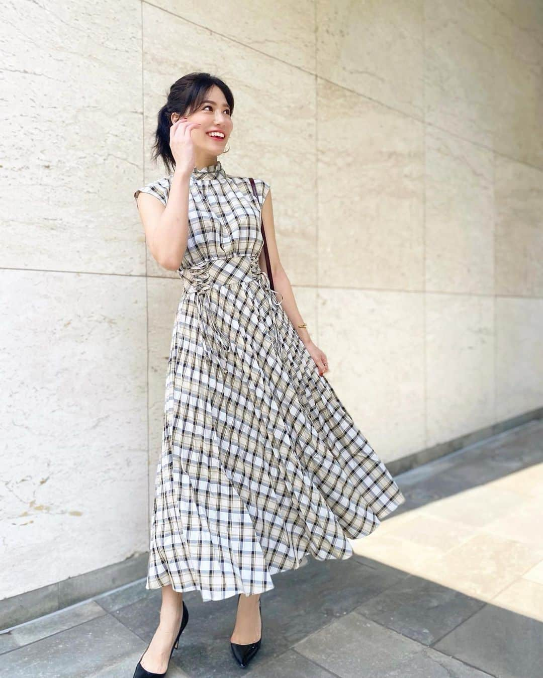 石井里奈さんのインスタグラム写真 - (石井里奈Instagram)「こんにちは☀️ . 今日も暑いですね🥺❤️ 昨日の投稿の全身コーデ👗💕 . 大好きな @eclin_official の新作のチェックプリーツレースアップワンピースをきました💕 . 涼しげなチェック柄で秋まで着られる主役ワンピ❤️ プリーツの広がりが上品で華麗な上に、ウエストのところも編み上げになっていて可愛いの🥰❤️ . dress... @eclin_official  bag... @jewelnarose_official  shoes... @manoloblahnik  . 熱中症に気をつけて水分沢山とってくださいね💕 午後も頑張っていきましょう❤️ . #eclin #エクラン #りなまるコーデ #コーデ #コーディネート #coordinate #チェック柄 #チェック #ファッション #ワンピース #夏ワンピース #秋ワンピース #ドレス #チェックスカート #プリーツスカート #ノースリーブ #ノースリーブワンピース #ポニーテール #お出かけコーデ #デートコーデ #manoloblahnik #マノロブラニク #ピンヒール #ヘアアレンジ #真夏 #真夏日 #今日のコーデ #デート #モテ #モテコーデ」8月6日 12時29分 - ri7tin1025