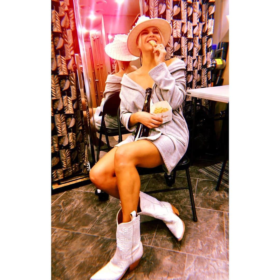 Kelsea Balleriniのインスタグラム：「🎥🍷🤍」