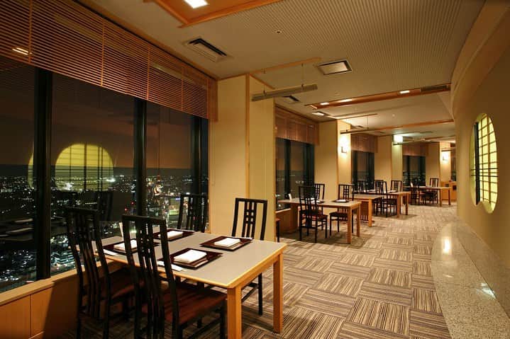 新横浜プリンスホテルさんのインスタグラム写真 - (新横浜プリンスホテルInstagram)「. ＼高層階で24時間ステイ！／⁣ 高層階のレストランディナーと高層フロアのお部屋から横浜の眺望を満喫できる宿泊プランが登場しました。ご夕食は「日本料理 羽衣（40F）」「トップ オブ ヨコハマ 鉄板焼＆ダイニング（41F）」よりお選びいただけます。客室は35階以上確約♪⁣ 滞在時間は最大24時間！横浜市在住の方は30時間！時間を気にせず、ゆっくりとお寛ぎください。⁣ ⁣⁣ ⁣ ＼24-hour stay on the high-floor! ／⁣ ⁣ Our new accommodation package comes with a high rise restaurant dinner and a guest room with a stunning view of Yokohama. Dining of your choice at "Japanese Restaurant Hagoromo (40F)" or "Top of Yokohama Teppanyaki & Dining (41F)". The guest room is guaranteed on the 35th floor or above. Stay up to 24 hours! Or up to 30 hours for Yokohama residents! Please make yourself comfortable and enjoy your stay.⁣  ⁣  #新横浜プリンスホテル#プリンスホテル#新横浜#横浜#客室#新横浜駅 #夏休み #家族旅行 #横浜観光 #子連れ旅 #思い出作り#夏旅 #旅行計画 #週末旅 #プチ旅行 #みなとみらい #横浜旅行 #一泊旅行 #24時間ステイ #横浜市民限定⁣ #shinyokohamaprincehotel#princehotel#shinyokohama#yokohama#hotel #view #myyokohama #kanagawa」8月6日 12時32分 - shinyokohamaprincehotel