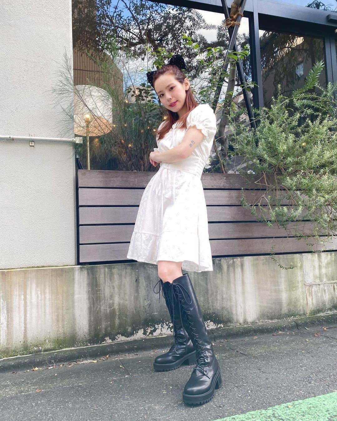 瀬戸あゆみさんのインスタグラム写真 - (瀬戸あゆみInstagram)「Nostalgic Lace Mini Dress🖤  お気に入りのコーディネート。 頭には @casselini_official とのコラボリボン🎗 #ayumi_outfit  #dearsisterhood  #casselini」8月6日 12時51分 - setoayumi