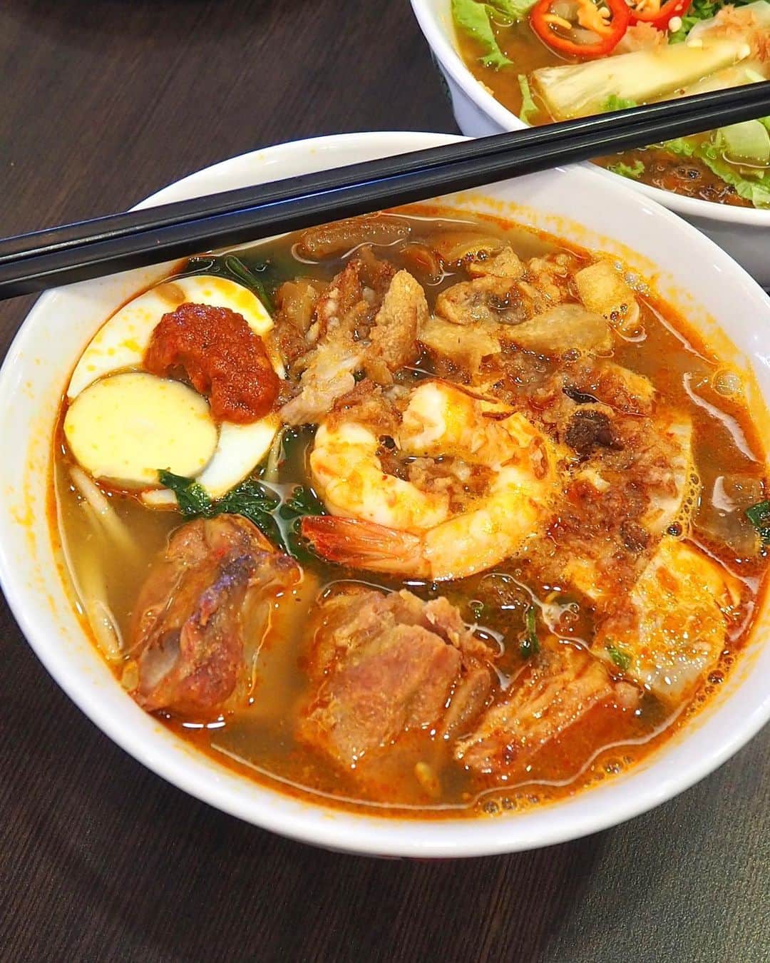 Li Tian の雑貨屋さんのインスタグラム写真 - (Li Tian の雑貨屋Instagram)「All the kitchen work is making me crave for this bowl of Hokkien Style Penang Spare Ribs Prawn Mee again! Love how the soup is robust in the prawn flavor and they are not stingy on the pork lard 🙌🏼  • • • #singapore #musttry #yummy #love #sgfood #foodporn #igsg #グルメ #instafood #gourmet #beautifulcuisines #onthetable #sgeatout #cafe #sgeats #f52grams #sgcafe #streetfood #feedfeed  #foodsg #cheapeats #jiaklocal #savefnbsg #sgblog #sgpromo #musttry #penang #egg #eggporn #noodles」8月6日 12時46分 - dairyandcream