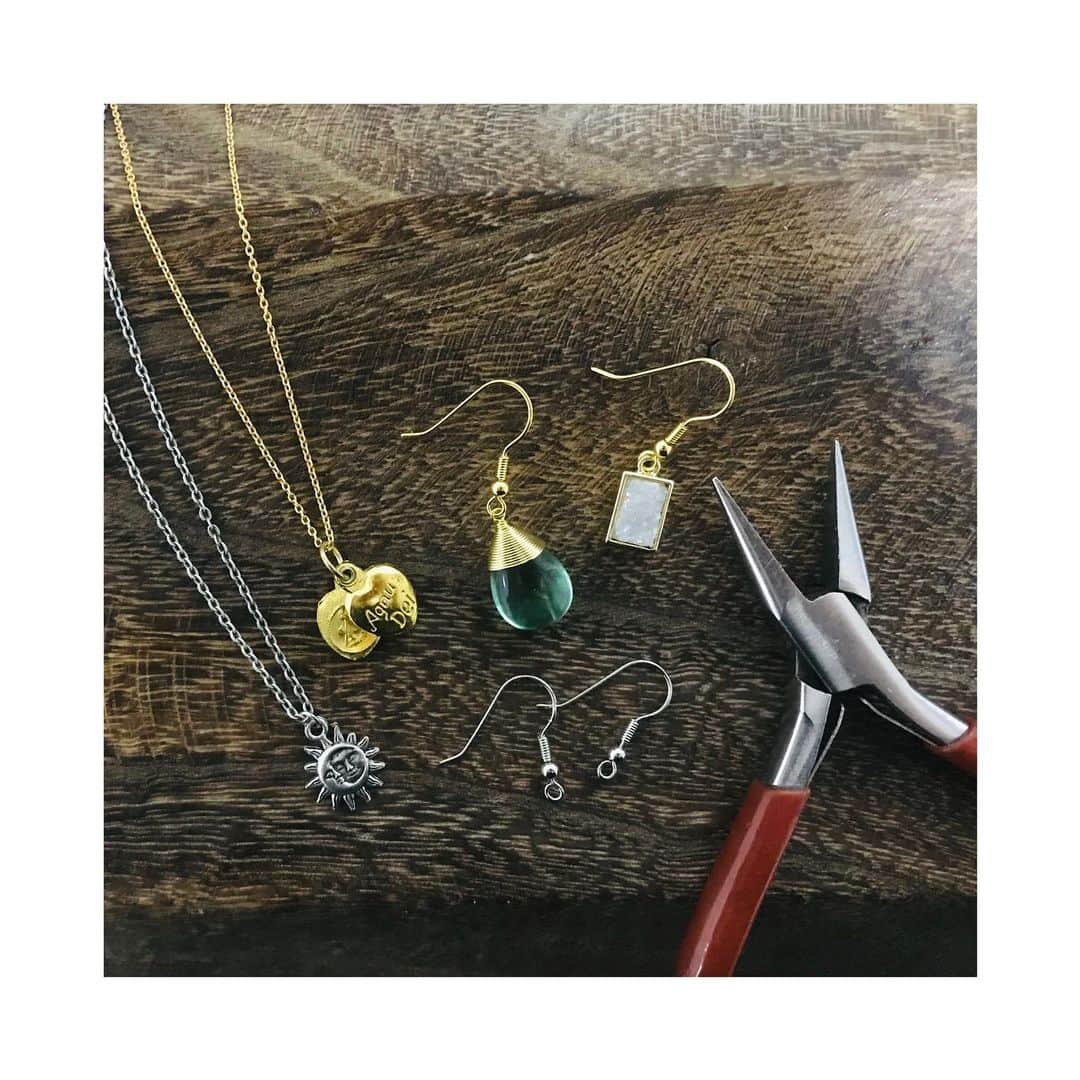 BOX CHARM Industryのインスタグラム：「こんにちは🌞 とってもいい天気が続いてますね💦 . BOX CHARMオンラインストアではネックレス、ピアス、イヤリングのオーダー作成を承っております！！ . お好きなベースとチャームを組み合わせてオリジナルのアクセサリーを🤗 . 詳しくはオンラインストア 《ベース・付属》 →ネックレスorピアスorイヤリングをご覧ください！ . .  #boxcharmindustry #boxcharm #handmade #accessory #handmadeaccessory #necklace #earrings #pierce #order #custom #ボックスチャームインダストリー #ボックスチャーム #ハンドメイド #アクセサリー #ハンドメイドアクセサリー #ネックレス #ピアス #イヤリング #カスタム #オリジナル #オーダー #オリジナルアクセサリー #選べる #楽しい」