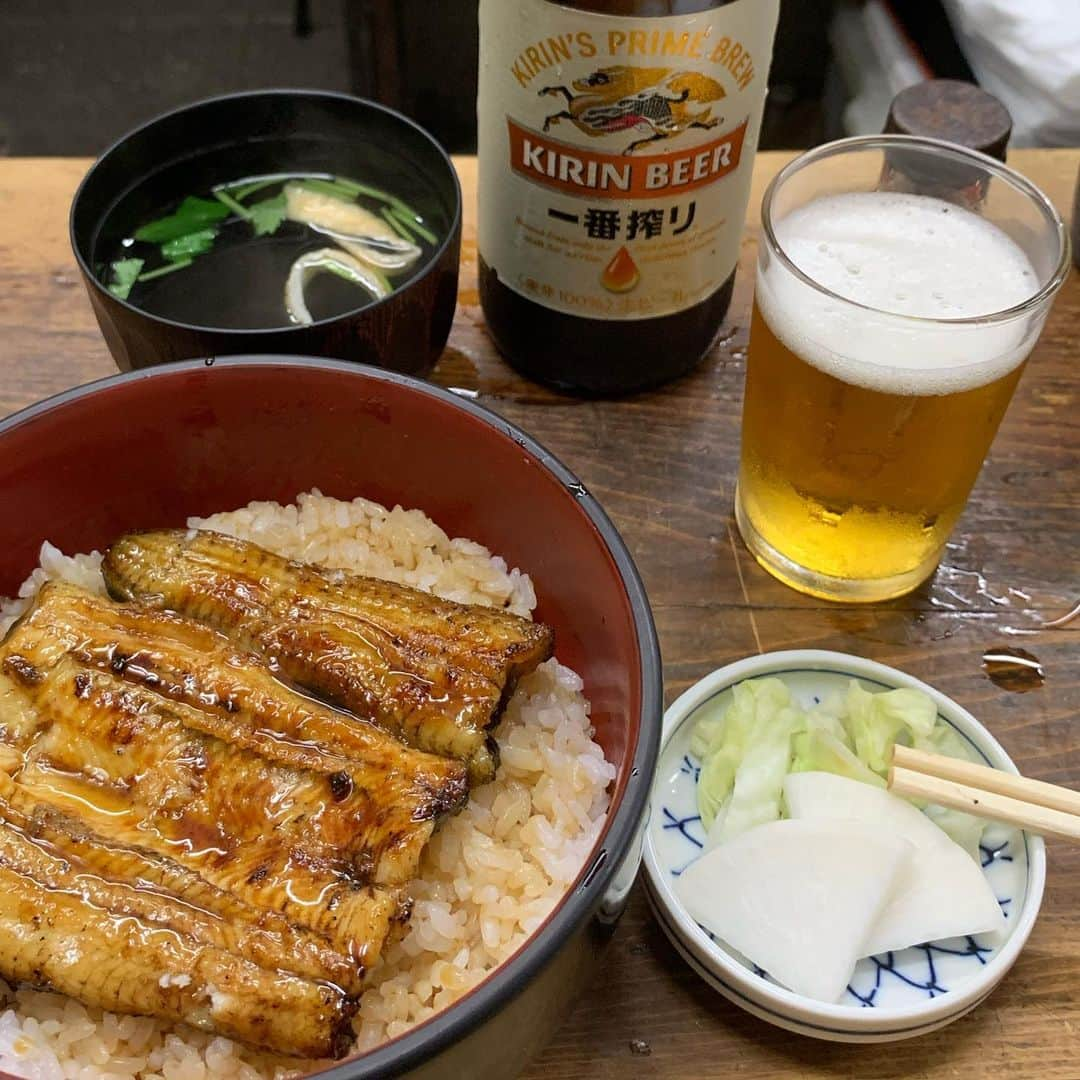 くろさんのインスタグラム写真 - (くろInstagram)「夏休み初日🍺 オサレタウン自由が丘で昭和臭Maxの ほさかや➰ 11:30オープンで11:12に到着したら一番先頭。 でも、5分もしないうちに10人近くの行列。 相変わらずの人気店ですな。 片側だけに飛沫シートが貼られて、若干だけイス抜きました的な対応w 今までギュウギュウだったのがイス3つぐらい抜いて心持ち間あけました的な感じですw そんなこんなで、自由が丘のオアシスは健在でした😋 ちなみに、8/12-16は夏休みだそーです🎐←カレンダーの裏にガムテな告知が素敵 #ほさかや #ほさかや自由が丘 #自由が丘ほさかや #うなぎほさかや #うな丼 #鰻丼 #うなぎきも焼き #うなぎ肝焼き #鰻肝焼き #一番搾り #麒麟一番搾り #自由が丘ランチ #自由が丘グルメ #ランチビール #昼からビール #昼ビール #昼ビ #ランチビア #夏休み初日 #夏休みはじまりました」8月6日 12時52分 - m6bmw