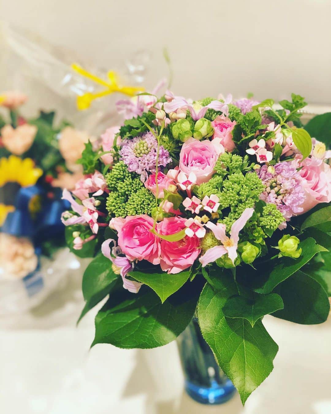 彩星りおんのインスタグラム：「お誕生日に憧れの白城あやか様からいただいた #nicolaibergmann のブーケ🍃 あぁ、美しすぎてため息…😌🌹 眺めているだけで幸せ。  #白城あやか 様 #私の憧れのエリザベートさま #ニコライバーグマン」