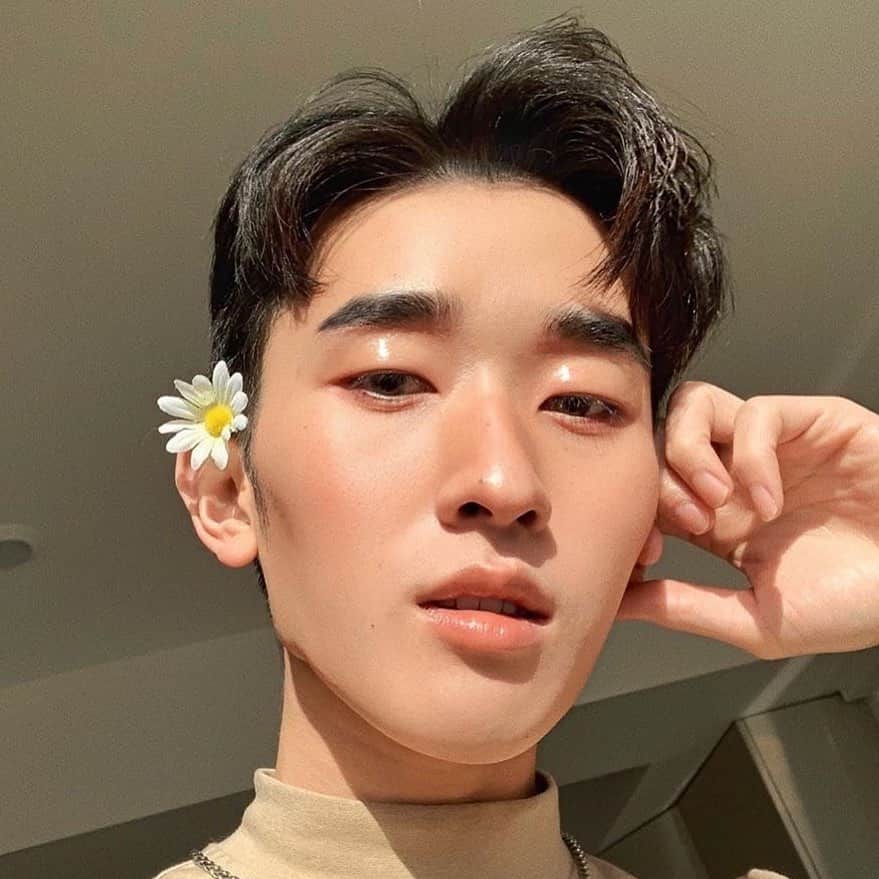 Benefit Cosmeticsさんのインスタグラム写真 - (Benefit CosmeticsInstagram)「CEO of glow ✨ Can you guess which #benefit cheek product @ivanbaaaaah is wearing?! #regram #friendswithbenefit」8月6日 13時05分 - benefitcosmetics
