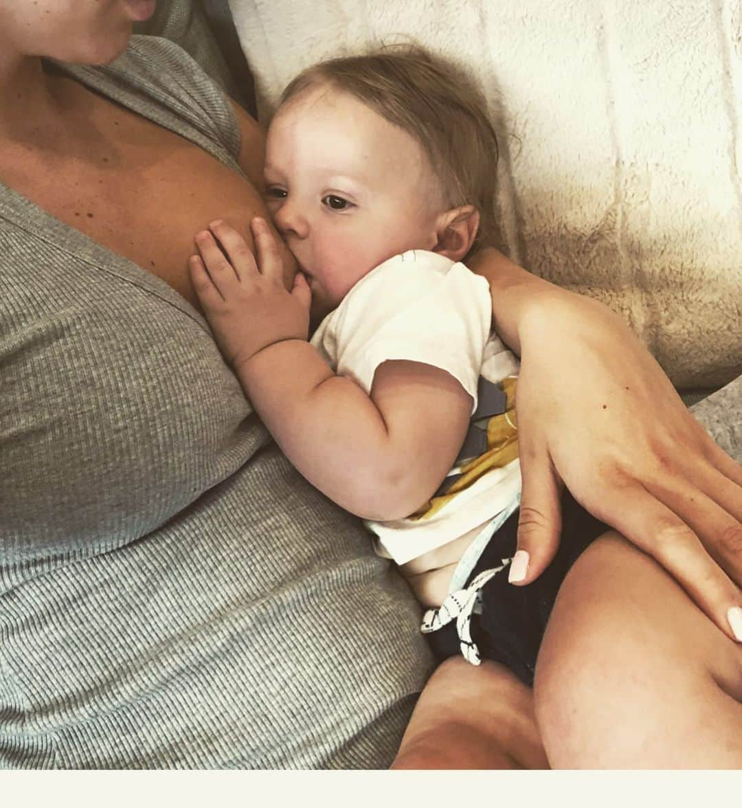 ブリトニー・ワードさんのインスタグラム写真 - (ブリトニー・ワードInstagram)「Happy national breastfeeding week! It warms my heart when Hendrix latches and finds comfort in his mama. Breastfeeding has been one of the most rewarding things I’ve ever experienced. I can’t wait to nourish our little girl when she arrives in December. Although it was my personal choice to breastfeed.... fed is best! ❤️ #nationalbreastfeedingweek」8月6日 13時07分 - brittnybutton