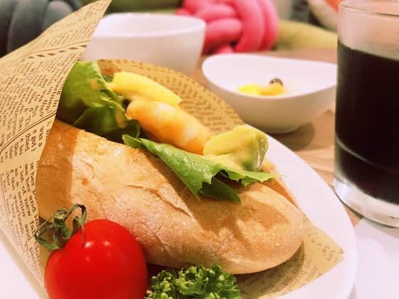 あつひろのインスタグラム：「～今日のまかない～⁠ ⁠海老とブロッコリーのサラダ仕立てサンド😋  #cocodetea #温泉紅茶 #ランチ #大塚駅 #カフェ #Cafe #まかない」