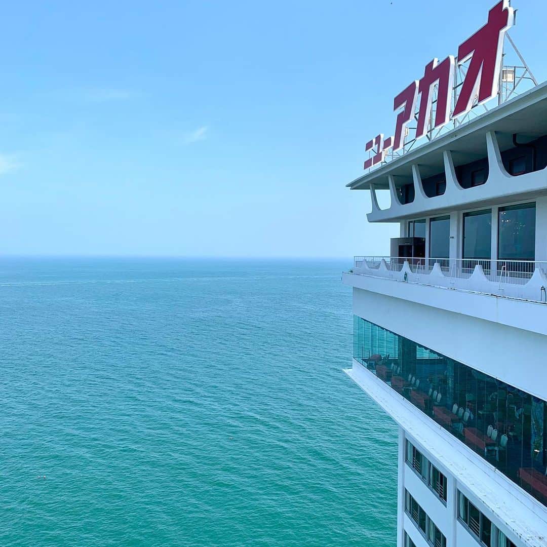 ホテルニューアカオ　熱海温泉＆リゾートのインスタグラム：「今日もお天気日和☀️ 海がとっても綺麗です✨  毎年、この季節に海を覗くとウミガメが見れますが今年も遊びに来てくれるかな？🐢」