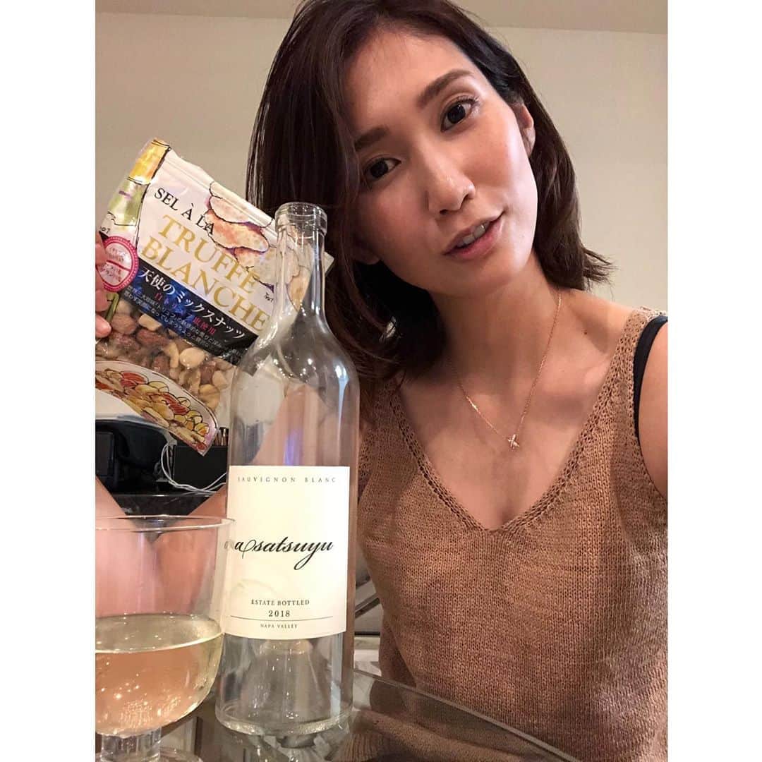 春輝のインスタグラム：「ご褒美晩酌🍷 天使のミックスナッツは昔から好きなおつまみベスト5に入ります🥜 . . それにしても飲み過ぎて赤い笑  #天使のミックスナッツ#asatsuyu#kenzoestate  #春輝#Haruki」