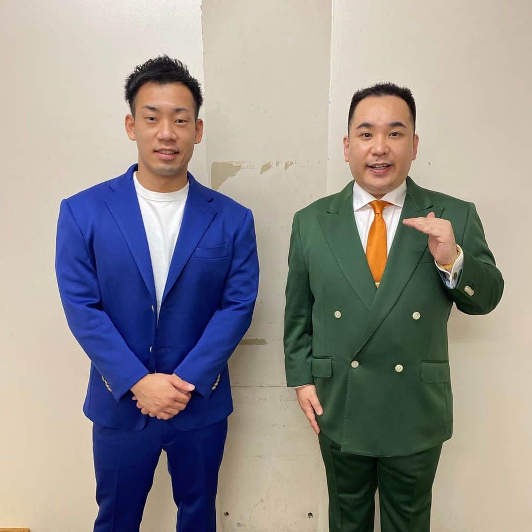 駒場孝のインスタグラム：「大阪堀江にある「@tailor_factory 」さんで、またまた素敵な新衣装を作らせてもらいました！  同じ感じに見えますが、ジャージのような素材と、シルクのようなサラサラ素材で実は違うんです！  皆さんも、あれはジャージか、とか、いやあれはサラサラなやつや、とか見ながら楽しんでください！」