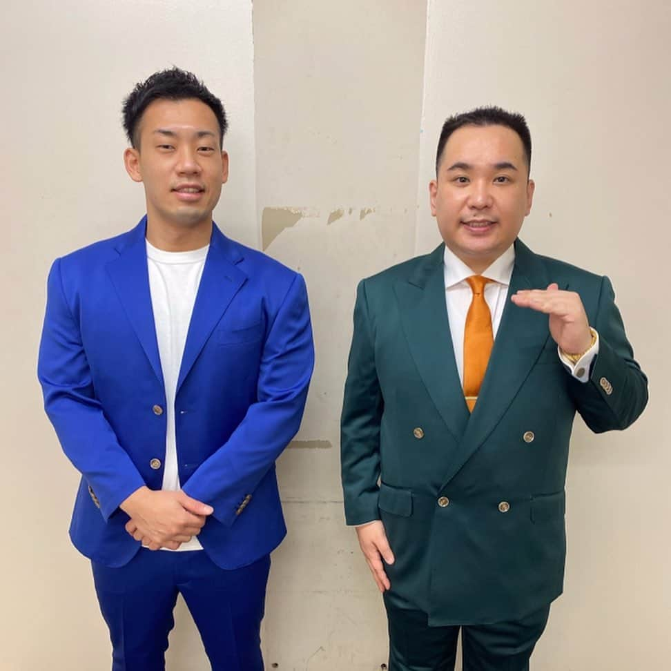 駒場孝さんのインスタグラム写真 - (駒場孝Instagram)「大阪堀江にある「@tailor_factory 」さんで、またまた素敵な新衣装を作らせてもらいました！  同じ感じに見えますが、ジャージのような素材と、シルクのようなサラサラ素材で実は違うんです！  皆さんも、あれはジャージか、とか、いやあれはサラサラなやつや、とか見ながら楽しんでください！」8月6日 13時21分 - koma0205