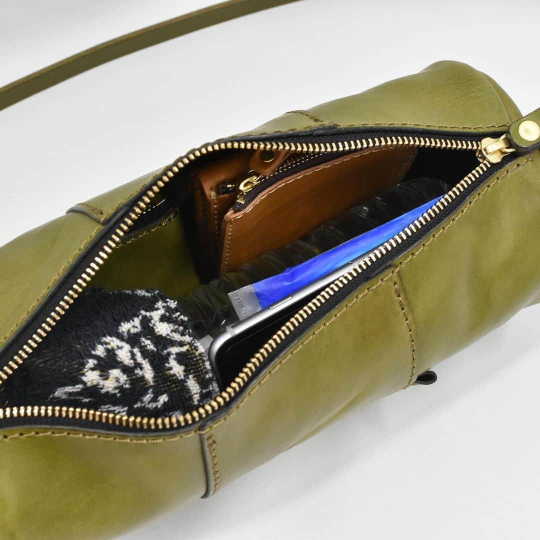 HERZ ヘルツさんのインスタグラム写真 - (HERZ ヘルツInstagram)「夏にぴったり！ ペットボトルがちょうど良く収まる鞄。 その名も『ペットボトルショルダー(CP-10)』。﻿  水分補給が欠かせない今の季節に◎。﻿ 鞄自体が軽めの仕上がりなので、最低限の荷物で身軽にお出かけできます。﻿ ﻿ #ヘルツ #鞄 #革鞄 #革製品  #ショルダーバック #レザーバッグ #レザー  #革 #herz #herzbag #leather #leatherbag #madeinjapan  #handmade」8月6日 13時24分 - herz_bag