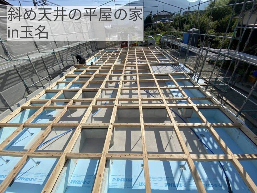 有限会社 稲葉製材住宅のインスタグラム：「斜め天井の平屋 【玉名市】　Day6 天気にも恵まれて予定通り棟上げ出来そうです👍 棟上げ前には床の下地を張っておきます🏋️‍♂️ 連休前の大仕事 頑張りまーす🙉🙉🙉  #土台敷 #明日は棟上げ #高耐震 #耐震等級3 #勾配天井 #平屋 #楽しい家 #工事の流れ #木造 #新築 #高性能住宅 #新築 #家 #家づくり #マイホーム #暮らしやすい家 #使いやすい家 #丁寧な家づくり #庭のある暮らし #家具と暮らす #暮らし #楽しい暮らし #ナチュラル #工務店 #注文住宅 #熊本 #玉名 #山鹿 #稲葉製材住宅 #イナバ  家族の未来、地球の未来を考えた家づくり 施工対応エリア 玉名、山鹿、荒尾、熊本市 県北メイン」
