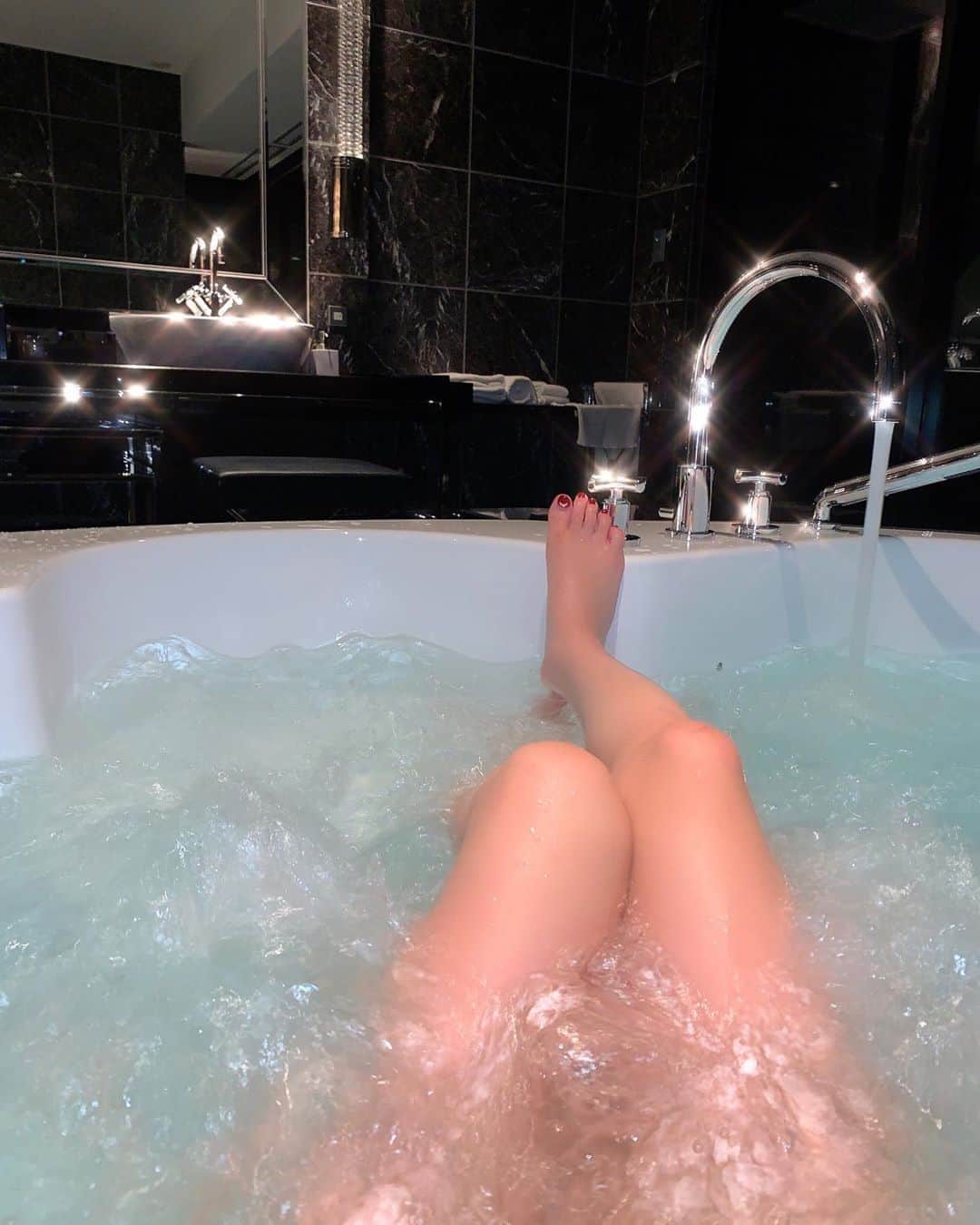 AMIさんのインスタグラム写真 - (AMIInstagram)「風呂と脚 💎✨ . . . ジャグジー最高！」8月6日 13時37分 - _a.mi.m_