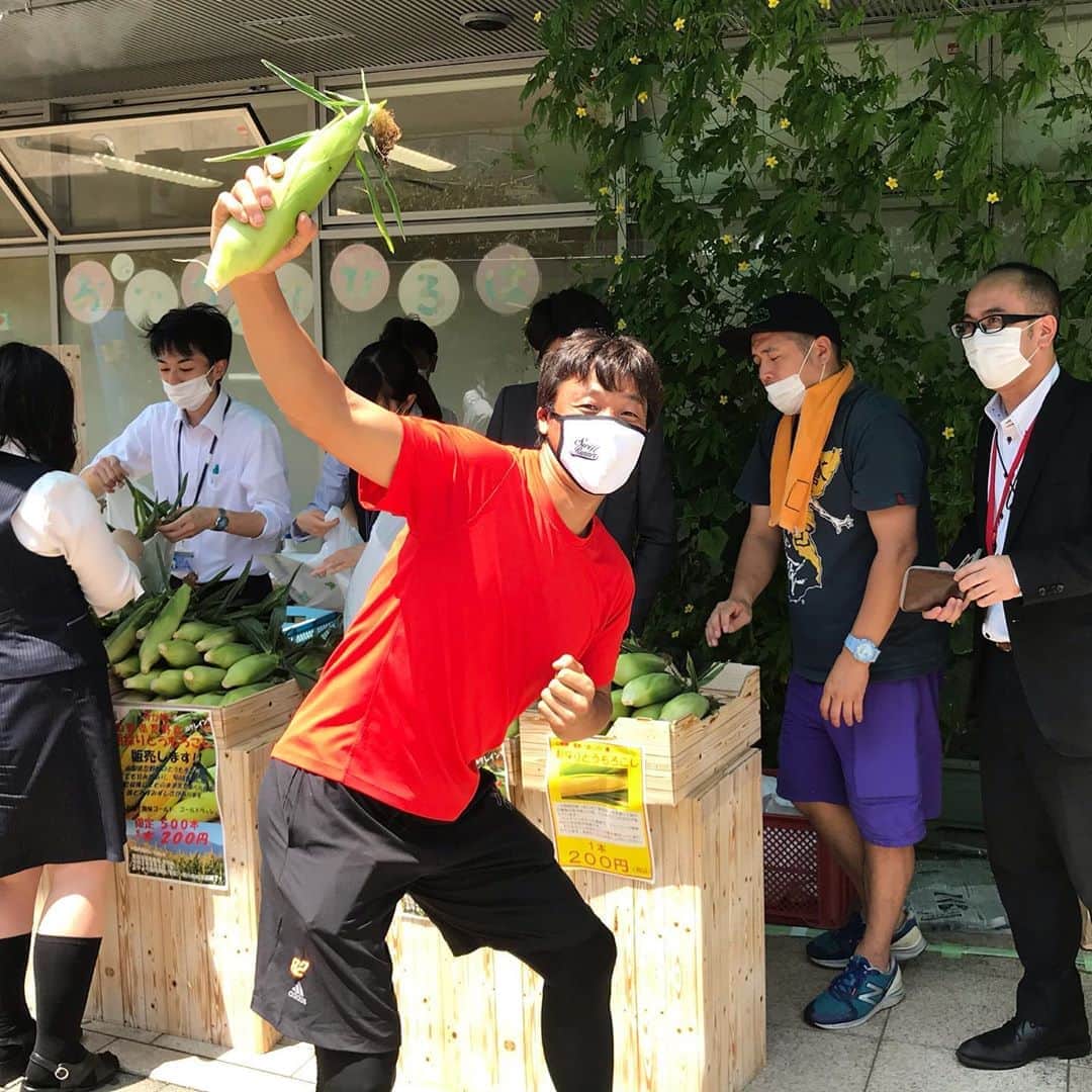 小谷あゆみのインスタグラム：「山梨　#JAクレイン #忍野村　 朝もぎとうもろこしだよー！ 元巨人軍でコーチで野球解説者の⚾️ #鈴木尚広 さんが桜新町駅前の #JA世田谷目黒　でPR販売しているというのでミーハー魂全開で応援消費📣に行ってきました〜‼️ 限定500本〜 暑い中会長自ら店頭販売❗️（脚の長い後ろ姿が飯田会長です）」