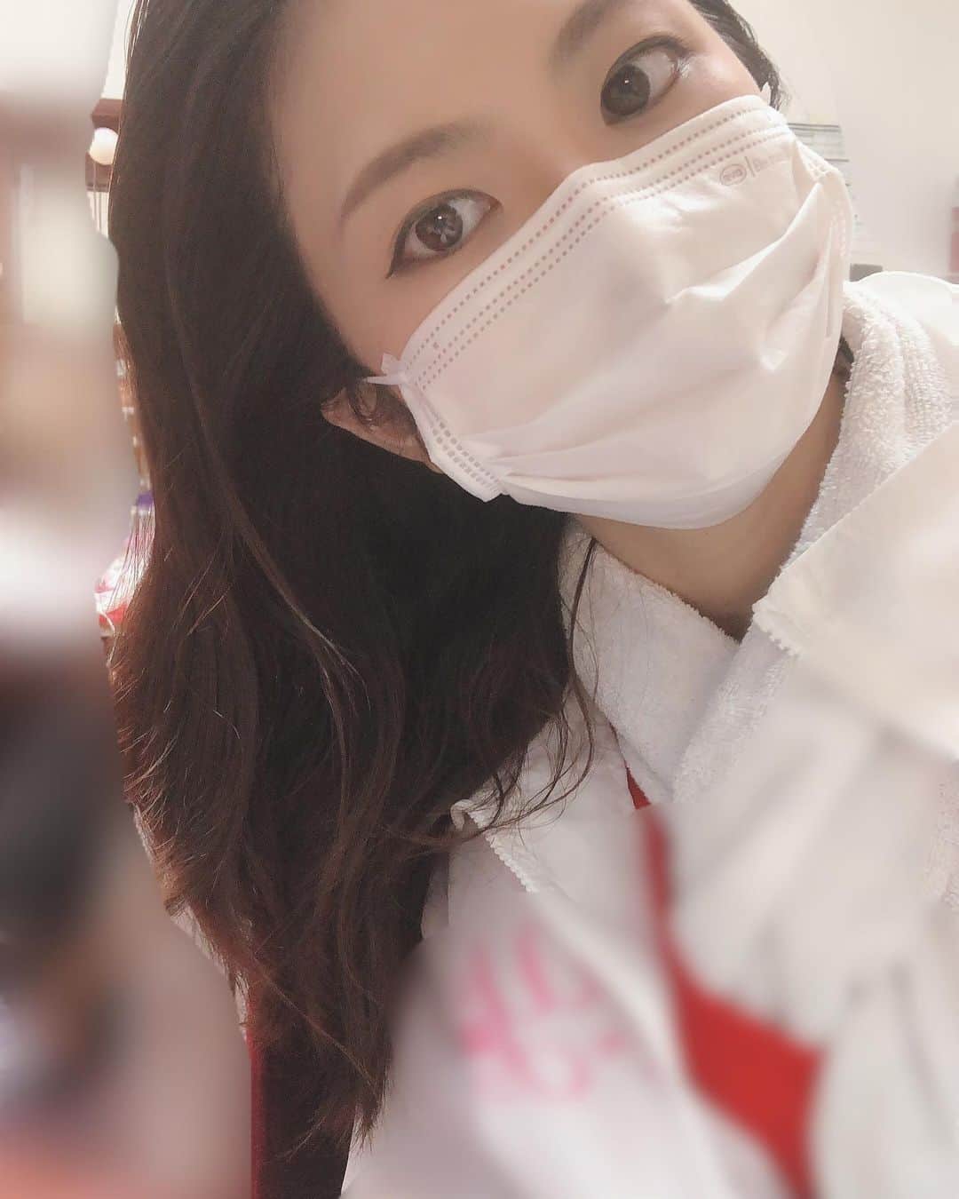 のインスタグラム：「‪本日　#炎炎ノ消防隊　#炎ステ 神奈川公演初日です！‬  ‪公演ができる、ということが1日1日奇跡みたいに思います。  最大限予防しつつ！  かからない、うつさない、を合言葉に最大限注意して千秋楽まで駆け抜けて参ります。  ‬ ‪このまま千秋楽まで誰1人欠けることなく駆け抜けられますように！‬  ‪今回の楽屋はひっそり同期に囲まれている仕様です。 ‬ ‪退団後、初舞台の時に同期がお祝いに作ってくれたパフ🎀 パーカーも同期の！‬ ‪パワーをもらってます💪🏻‬  さぁ頑張るぞ！  最後のはZeppオリジナルのカラビナボトルホルダー🎸 女子アンサンブルおそろいです！かわいい！」