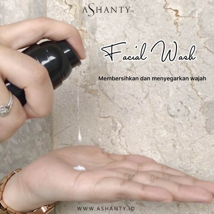 ASHANTY BEAUTY CREAM OFFICIALのインスタグラム：「Facial wash by Ashanty membersihkan dan menyegarkan wajah ✨  Membersihkan wajah adalah hal wajib yang harus kamu lakukan setiap hari Ladies, agar wajah tetap sehat, cerah, bersih, lembut dan lembab gunakan Facial Wash by Ashanty setiap hari 🖤  _____________________________ Informasi dan pemesanan  Ashanty Beauty Cream Chat Via WA: 081293823950 WA: 085781140354 WA: 081287388885 WA: 087778489900 ⚡️ Fast Respons Click Link On Bio Instagram @ashantyid ❣️ ______________________________ #ashantybeautycream #creamashanty #skincareashanty #skincare #skincareartis #skincarelokal #creamwajah #creamperawatanwajah #obatjerawat #jerawat #kosmetik #krimwajah #creamwajah #whiteningcream #ashantyid #ashanty #ahha #kepastian #aurelhermansyah」