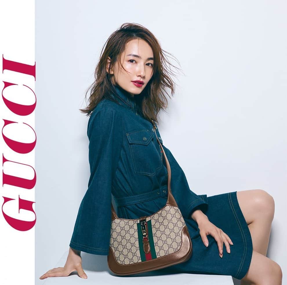 辻元舞さんのインスタグラム写真 - (辻元舞Instagram)「. @veryweb.jp 9月号発売📖 Gucciの連載にも出させていただいています👜 「なりたい自分は、バッグで作る。」 デニムワンピースもバッグも素敵でした✨ 是非チェックしてください😆🙌🏻 #Gucci#GucciFW20#GucciJackie1961#Sponsored」8月6日 14時00分 - mai_tsujimoto