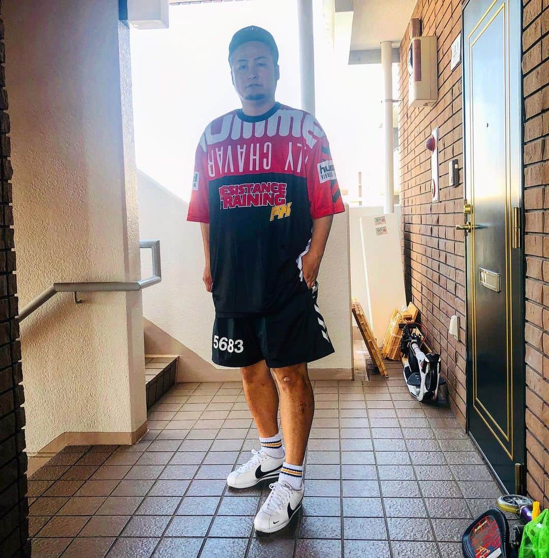石山大輔のインスタグラム：「貯まっていた私服を更新っ！！  完全に逆光（笑）  僕ら世代のサッカー少年には堪らないヒュンメル ！  デンマークのイメージ強過ぎる🇩🇰hummel  このウィリーチャバリア  のコラボのやつはサイズ感がマジでかいから気をつけて。　デザインに寄ってはMサイズが2XLぐらいあるときある。たまにそういうブランドあるよね（笑）  そして、このタイミングでTikTok始めてます。　日に日にフォロワーも増えてきて、ほんまの軽バズりでちょうどええ感じです。  インスタ限定で次のTikTokシリーズものを追加しました。　これが分かりやすいのか？　毎日、探り探りです(^^)   『絶対に象を狩ったことのない子供部族』  です。是非。  #hummel #willychavarria  #nike  #tiktok  #子供部族 #ダンソン #バンビーノ #芸人」