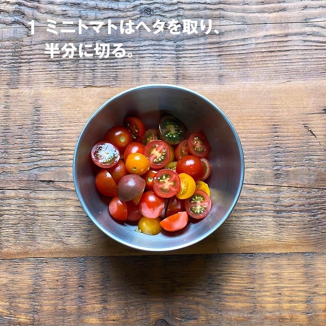 無印良品さんのインスタグラム写真 - (無印良品Instagram)「【Café&Meal MUJI】トマトサラダとブルスケッタ - 旬のトマトを使ったトマトサラダは、お店でも人気の夏の定番デリです。トマトサラダのアレンジとして、おつまみにもなるブルスケッタのつくり方も一緒に、Café&Meal MUJI の森谷シェフがレシピを紹介します。 - ・トマトサラダの材料（2人分） ミニトマト　15～20個　※1パック分 バジル　7～10枚　※約5g分 赤玉ねぎ　1/4個 ※辛みが少ないので赤玉ねぎがおすすめですが、普通の玉ねぎでも代用できます オリーブオイル　大さじ3 塩麹　大さじ3 ※塩でも代用できます。目安は2つまみ分（約2g）です - ・ブルスケッタの材料 モッツァレラチーズ ※トマトサラダの半量が目安です バゲット　適量 - ・トマトサラダのつくり方 1．ミニトマトはヘタを取り、半分に切る。 2．赤玉ねぎはみじん切りにし、10分ほど水にさらして辛みをとる。 3．（1）のミニトマト、（2）の赤玉ねぎに、手でちぎったバジル、オリーブオイル、塩麹を入れて和える。 - ・ブルスケッタのつくり方 トマトサラダとモッツァレラチーズを和え、バゲットにのせる。 ※お好みでバジルや黒胡椒をトッピングしてください - ＜Café&Meal MUJI のこだわり＞ お店では「カラフルトマトのサラダ」として毎年この時期に用意をしています。さまざまな味や食感を楽しめるよう、旬のトマトを4種類以上使ったレシピです。オリーブオイルは味と香りの良いエクストラバージンタイプを使っています。 - 今回レシピを教えてくれたのは、森谷 修一シェフ。 新宿店や旧有楽町店など全国の Café&Meal MUJI でシェフを経験し、現在は季節ごとに変わるデリやデザートのレシピ開発を行っています。 - #無印良品 #MUJI #CaféandMealMUJI #CaféMUJI #MUJIカフェ #シェフとつくるおいしいレシピ #レシピ #簡単レシピ #手料理 #手作り #暮らし #おうち時間 #お昼ご飯 #晩ごはん #献立 #家庭料理 #イタリアン #トマト #トマトサラダ #ブルスケッタ #旬の野菜 #夏野菜」8月6日 14時00分 - muji_global