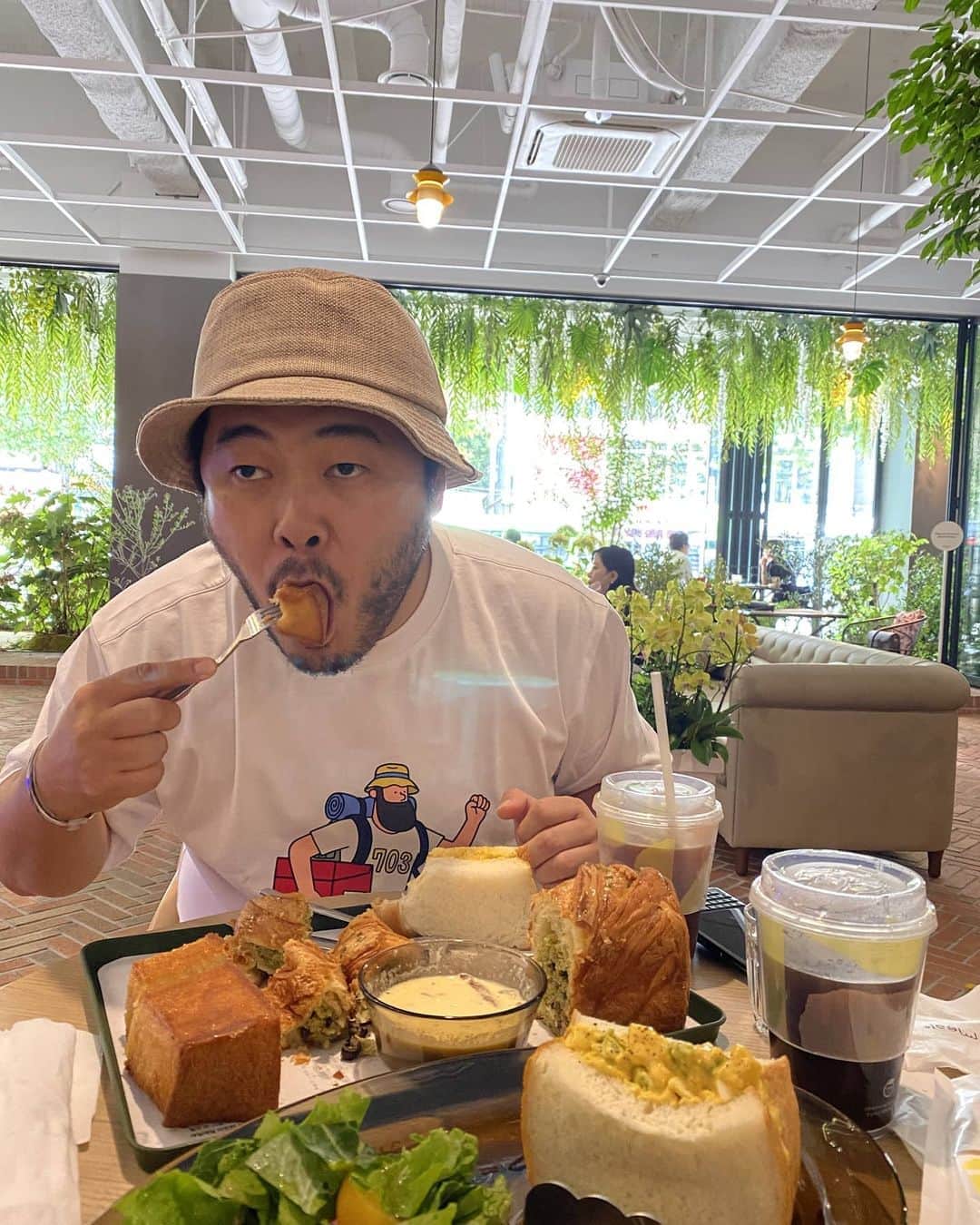 キム・ギバンのインスタグラム：「. 얘들아~반가워! 어서 들어가자~ㅋㅋ🍞🥪😮 . #밀도청담 #브런치 #이미다내뱃속으로😏」