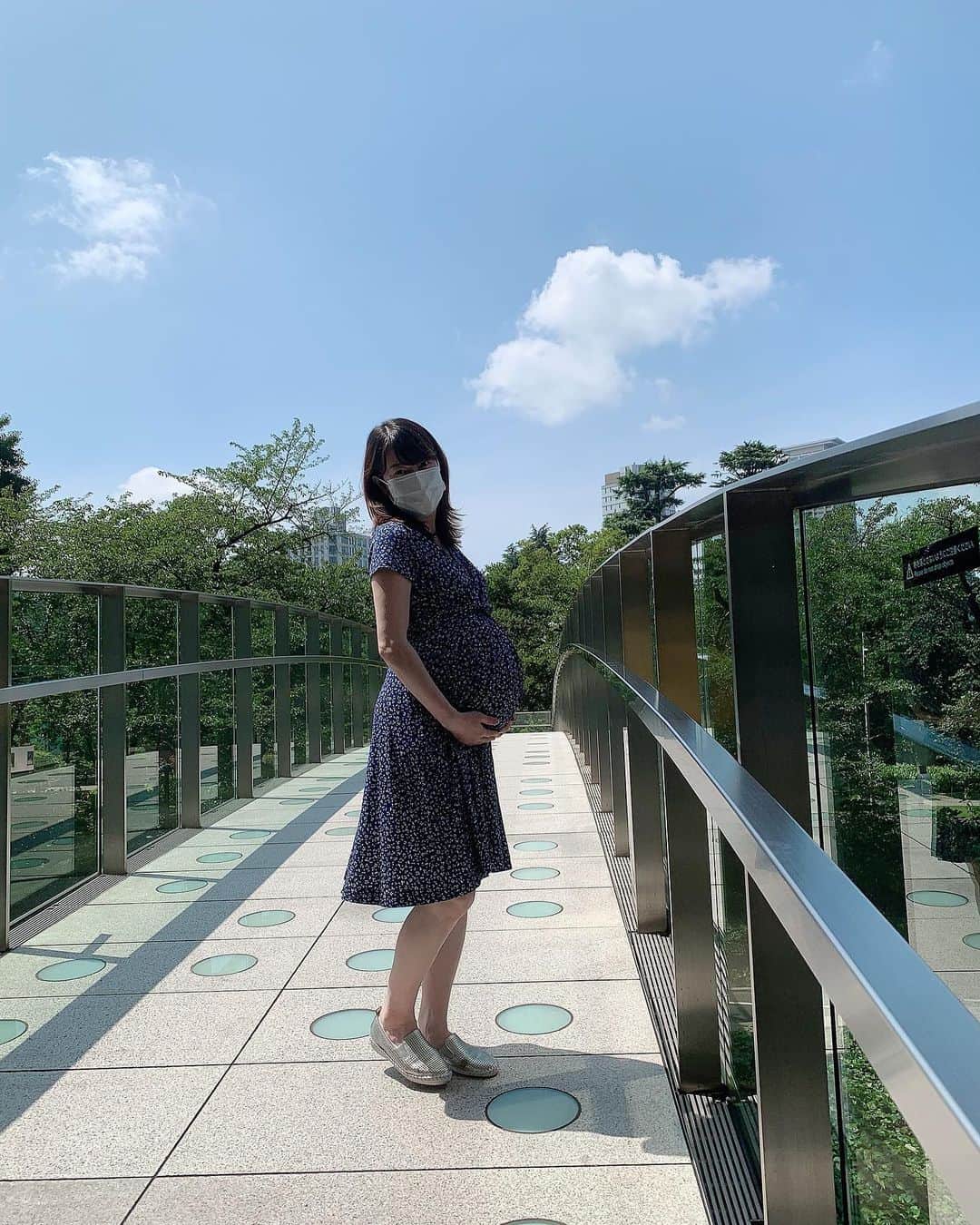 池辺愛さんのインスタグラム写真 池辺愛instagram 臨月のある日 病院への道すがら お腹の中でこんなに大きくなってくれました そういえば友人が この大きいお腹を見て 可愛いね 可愛いね って言ってくれて嬉しかったな まだ赤ちゃん見え