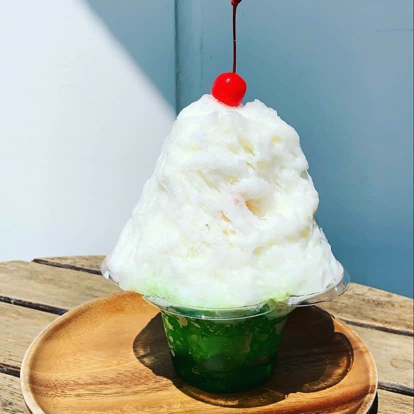 のインスタグラム：「昨年食べて大興奮した氷クリームソーダ。だって本当に完璧なまでにメロンクリームソーダだから。中には生のメロンがゴロゴロ🍈今年も頂けて感無量。感染防止のため、かき氷はテイクアウトで。あっという間に溶けちゃうけど、夏の風物詩らしく、屋外で食べるのもいかにも夏という感じでよき。  @velley_velley  #かき氷 #氷クリームソーダ #氷活」