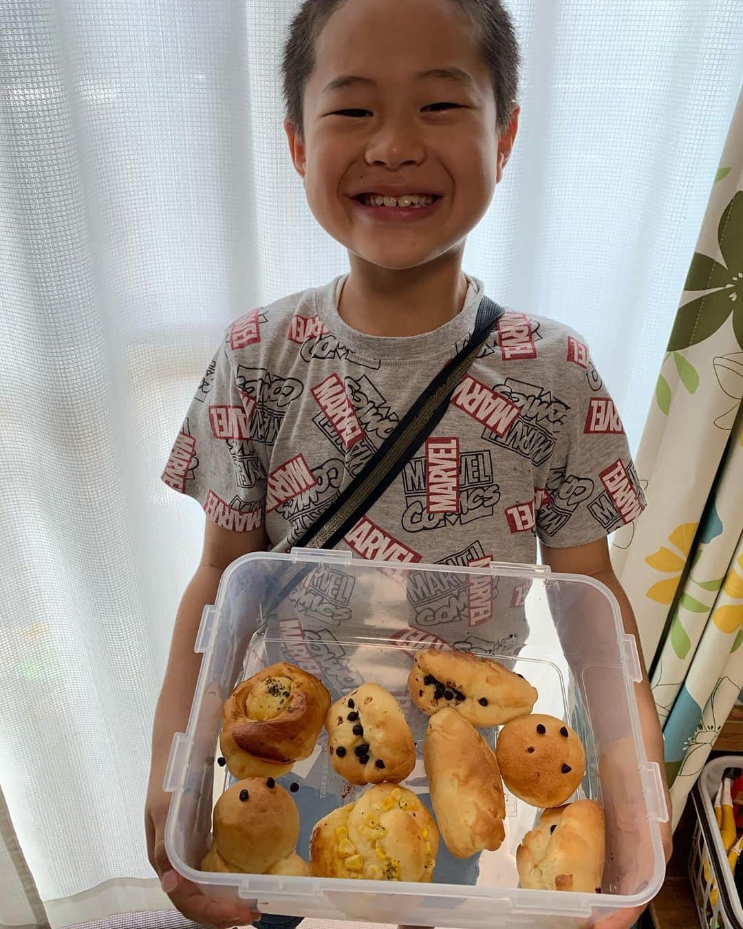 のインスタグラム：「息子くん、お料理教室に行ってパンを作って帰ってきました🍞🥖🥐   #息子  #7歳  #お料理教室  #パン作り」