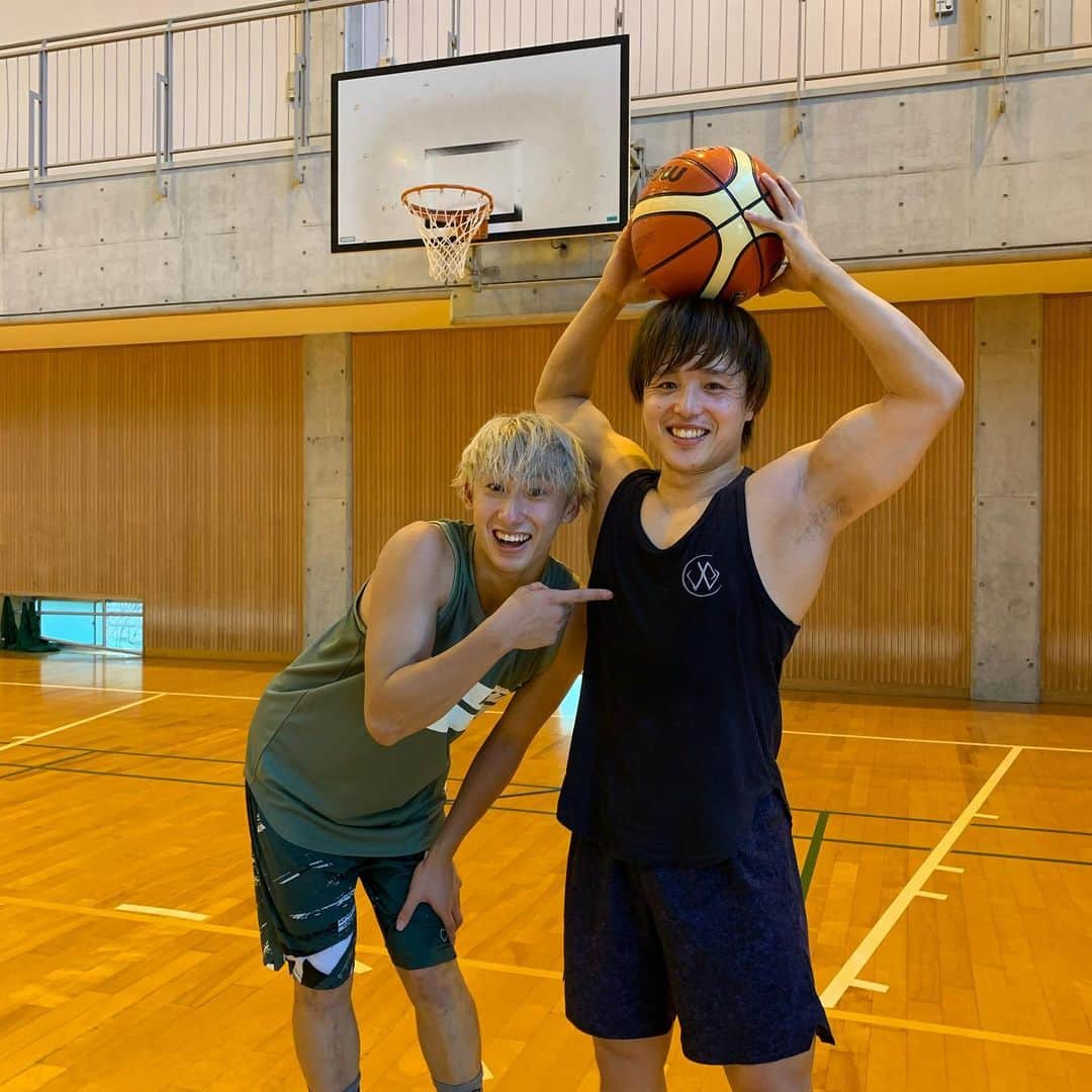 ぷろたんさんのインスタグラム写真 - (ぷろたんInstagram)「ビスケ界の王ともやん君と🏀  #なんでBL感でとんねん #1on1対決した #こけさせてやったわ #小顔矯正したくなるこの写真 #腐女子向けインスタ」8月6日 14時21分 - purotan1214