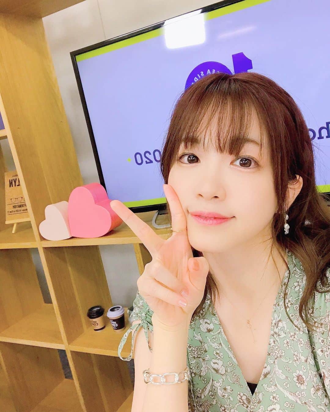 諏訪彩花さんのインスタグラム写真 - (諏訪彩花Instagram)「写真撮る時気づいたらピースばっかりしてた笑。他にないんかい笑。 最近、女の子らしいの目指してた時のです👗🌻グリーン好きかよ笑。髪も伸びたな〜。」8月6日 14時25分 - suwa_ayaka