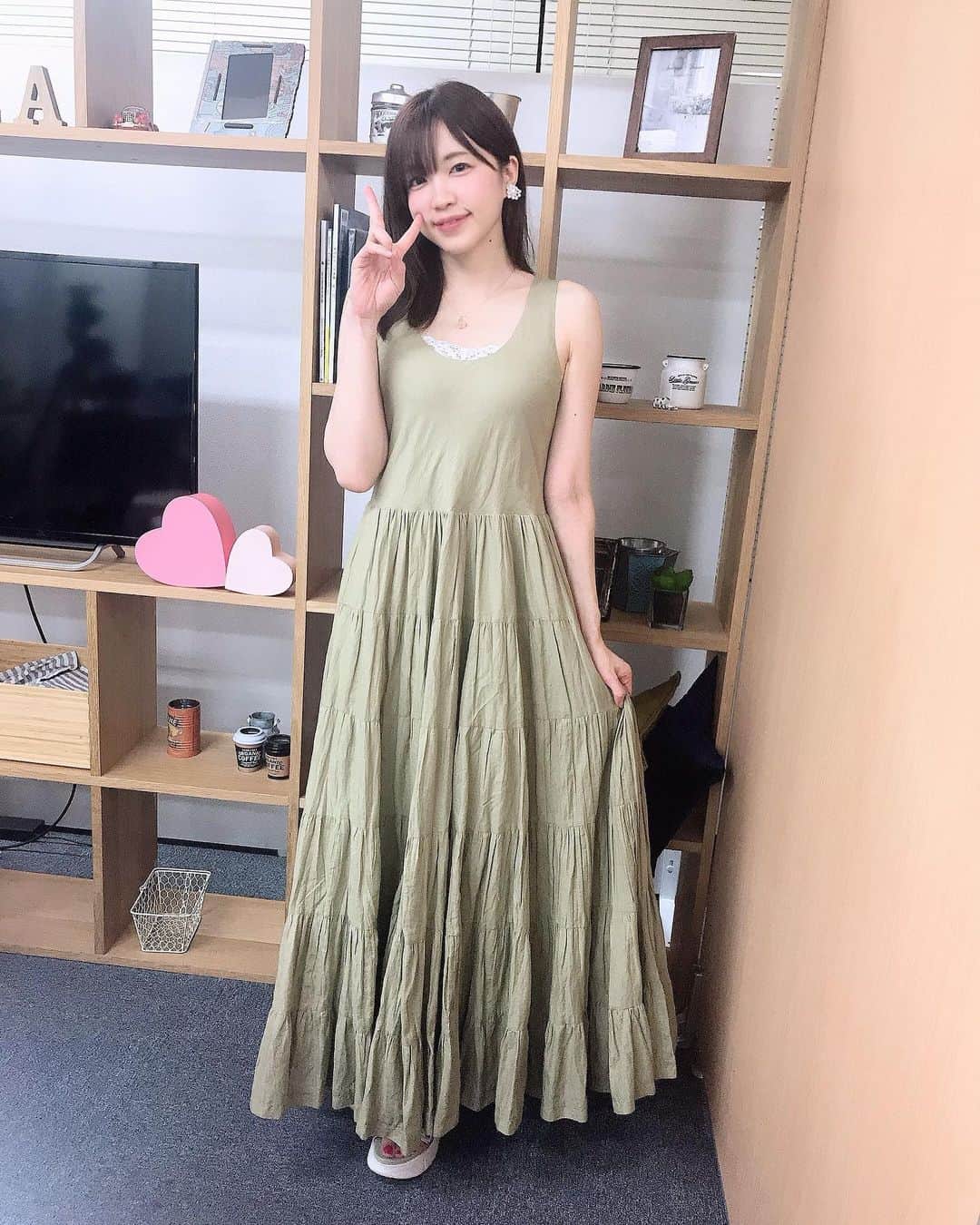 諏訪彩花のインスタグラム：「写真撮る時気づいたらピースばっかりしてた笑。他にないんかい笑。 最近、女の子らしいの目指してた時のです👗🌻グリーン好きかよ笑。髪も伸びたな〜。」