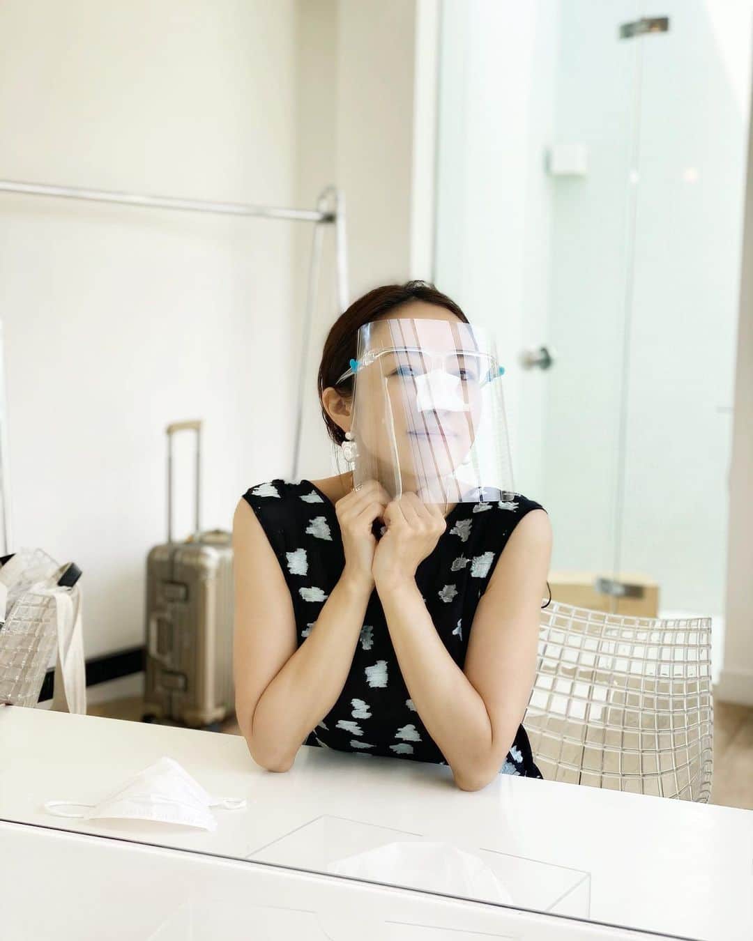神崎恵さんのインスタグラム写真 - (神崎恵Instagram)「１本目終了☺︎ 仕事へは、マスクとフェイスシールドと消毒を数本持参。 撮影のときに顔に跡がつかないよう、やわらかコットンでクッションを。 今日は、　#ceciliebahnsen のワンピースで👗  今日の夜。新刊のことでご報告が🤍」8月6日 14時26分 - megumi_kanzaki