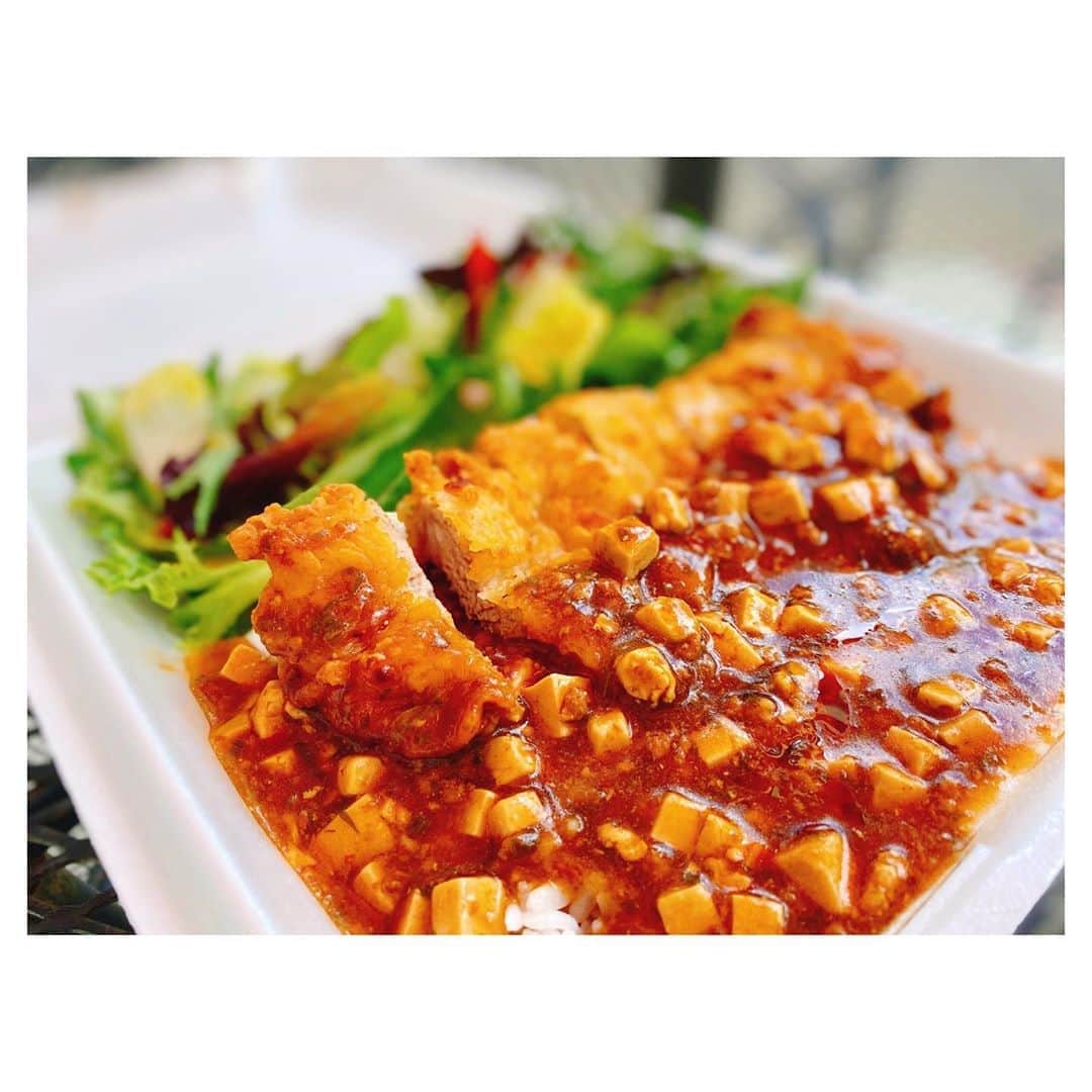 荒川れん子のインスタグラム：「Yummy food at great price👍 Pork Mapo Tofu over Rice $9.50👏🏻 ずーっと前から気になっていたけど駐車場がないのでついつい今まで行けなかったお店。噂通り、美味しい上にリーズナブル✨ 豚カツ麻婆豆腐という中々に男らしいランチ、元々期待大きめでいったのに、それを軽く超えるレベルの高さ。あっという間に全部食べちゃったら夜までお腹いっぱいでした🤣 シェフの経歴がこれまた凄い😳 ひっそり通いたいくらいなので本当は余り広めたくない気持ちもあるけど、そんなことより何より頑張ってもらいたいから、久々にブログでも書こうかな。お写真を撮り忘れたけど、チーズケーキも絶品でした💕 . . #hawaii #luckywelivehawaii #hawaiilife #takeout #togo #porkkatsu #mapotofu #foodie #foodporn #lifeisajourney #platelunch #instahawaii #hiddengems #supportlocal #ハワイ #ハワイ生活 #日々の暮らし #ハワイ好き #ハワイ好きな人と繋がりたい #ハワイ情報 #美味しいお店 #ハワイの美味しいお店 #隠れ家 #ランチ #テイクアウト #お弁当 #麻婆豆腐 #豚カツ #頑張れハワイ #安くて美味しい」