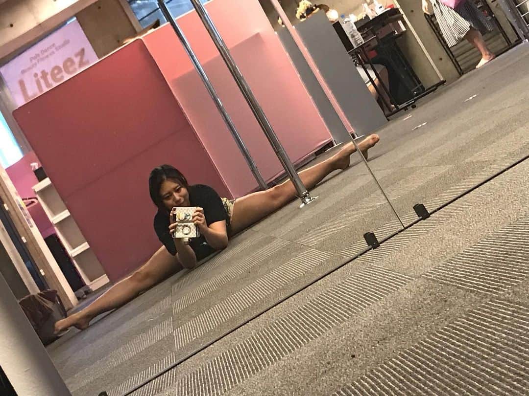のインスタグラム：「絶賛クーラー病  #ストレッチ #柔軟 #体幹 #ダイエット #バランス #リラックス #脚 #自分磨き #痩せたい #継続は力なり #見た目重視 #綺麗になりたい #トレーニング #bodymake #selfie #happy #instagood #style #l4l #ff #instafollow #followme #girl #ladies #love」
