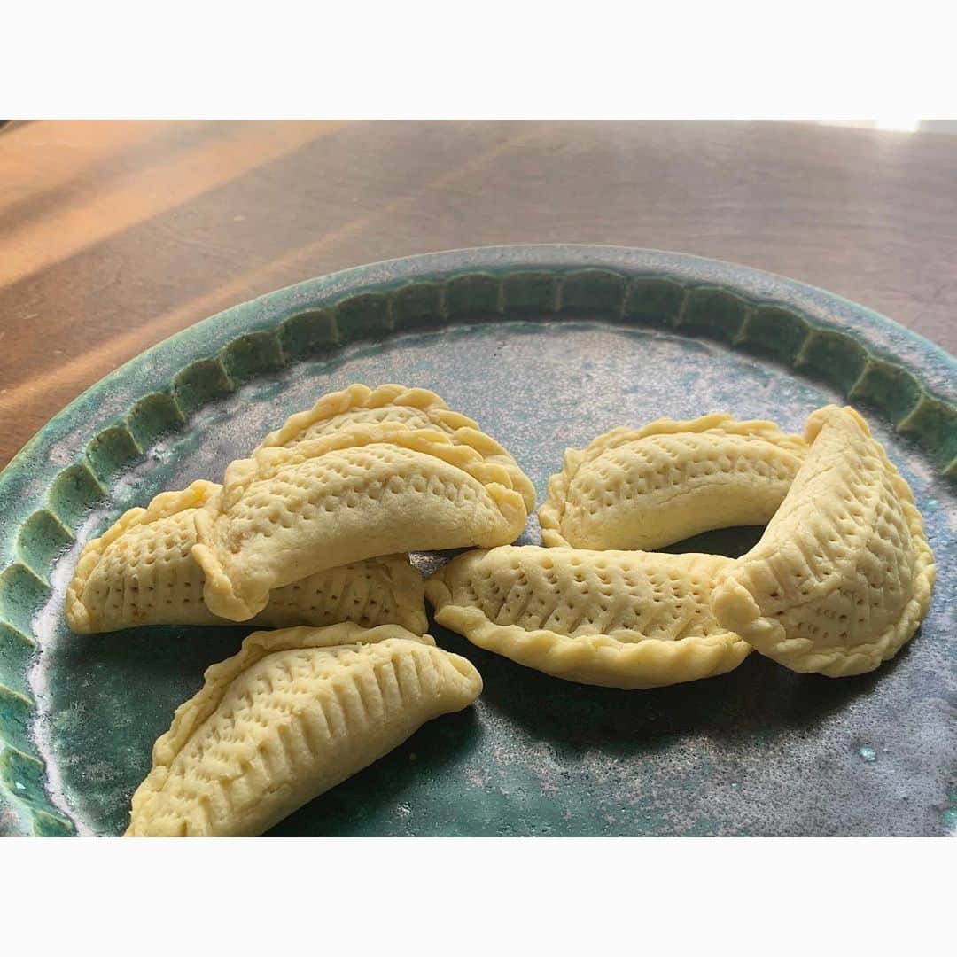 のインスタグラム：「先日GLOWに載せていただいた、ステイホーム中のお菓子作り。  こちらは『世界の郷土菓子』という本を見てトライしてみたアゼルバイジャンのシェチェルブラ。  本の中のお菓子は細工が美しく、一朝一夕で真似できるようなモノではありませんでしたが、模様つけがとても楽しかった。  焼き色をつけないようにサクサクに焼きます。  くるみとカルダモンのフィリングはどこか和にも通ずる雰囲気で、とても評判が良かったです。  #homemadesweets  #azerbaycan  #bake #sweets #手作りお菓子  #シェチェルブラ」
