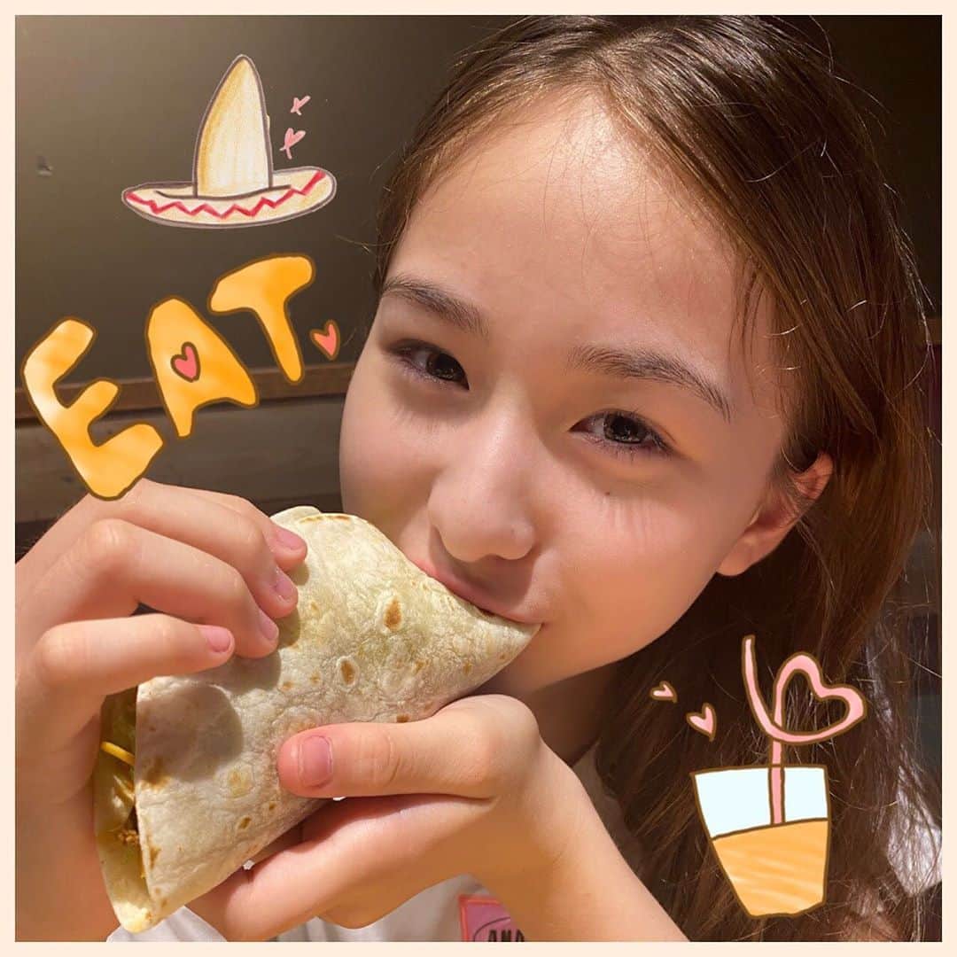 サマーヘイズ・アイラのインスタグラム：「Yummy❤︎ タコス美味しい🌮💕 ほんとは5枚くらい食べたい🤤  Tacos are great! I wish I could have 5 more...🤤  #🌮#タコス#tacos  #サマーヘイズアイラ #アイラ #js6#小6 #model#モデル #japan#japanesegirl #girl #セルカ#セルフィー #instagood#instalike」
