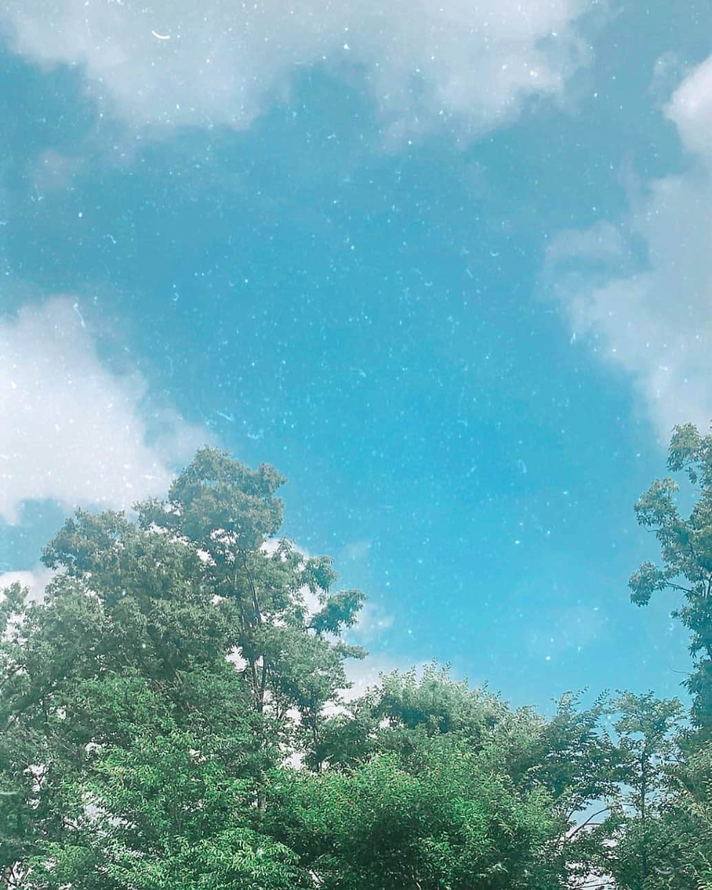 西本ヒカルのインスタグラム：「☁️☀️世界は自分が思っているよりも何十倍も大きい#8月の空」