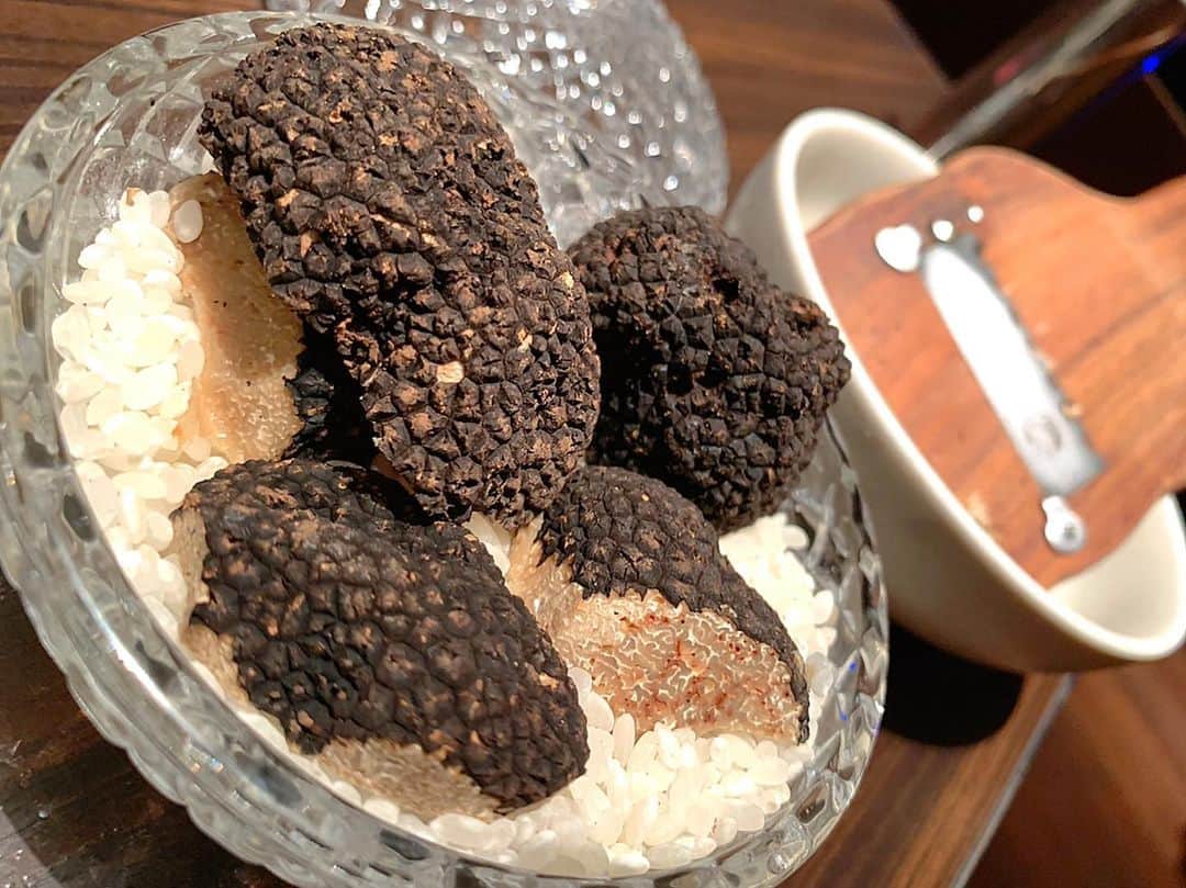 のインスタグラム：「東京銀座にある『焼肉 うしごろ銀座 並木通り店』にて深夜の高級焼肉ディナータイム②🍽💕  スタッフの方が丁寧に焼いてくださった極上のお肉をお腹いっぱいいただきました🥰  〆のビビンバはもちろん大盛りww💖  japan #日本 #tokyo  #東京 #銀座 #銀座並木通り  #並木通り #うしごろ #うしごろ銀座  #うしごろ銀座並木通り店  #dinner #ディナー #ディナーコース ##焼肉 #高級焼肉 #焼いてもらう派  #truffe #トリュフ #贅沢 #マスクイケメン  #美食 #美食家」
