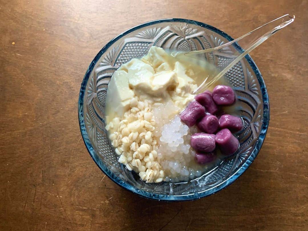 のインスタグラム：「旅先台湾の思い出の味、豆花。  押麦、タピオカ、紫芋で作った芋圓と一緒に、夏らしく冷やしにしてみました。  #台湾 #豆花 #芋圓 #おやつタイム  #アジアンスイーツ #homemadesweets #taiwan  #douhua  #soybean」