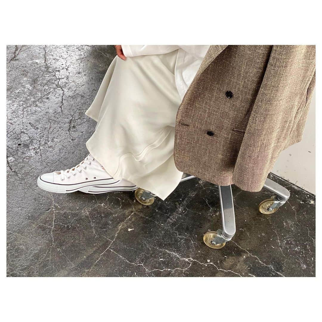 のインスタグラム：「〝R’IAM ミニツイードジャケット〟﻿ ﻿8/7fri. ON SALE！ 夏に着られるツイード生地のセットアップ。﻿ ウールが入っていないので、﻿ 涼しく着られて秋冬の雰囲気を楽しめます。﻿  ・ジャケット 店舗8/7(金)発売﻿ No.20010922603030﻿ ¥32,000+tax﻿ col:ブラック﻿ size:36/38﻿  ※オンラインストアでは、﻿ 準備出来次第の販売開始となります。﻿ ﻿ #Plage #プラージュ﻿ #baycrews #fashion ﻿ #coordinate #RIAMPLAGE」