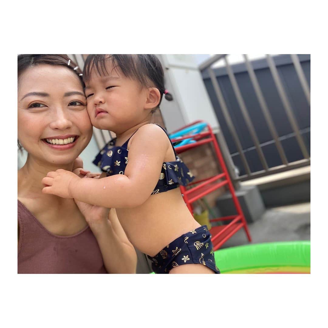 小塚舞子のインスタグラム：「あついあついあついです。 もう公園とかむりです。 買ったプールは 予想外の反応でした(大泣き) 母は大変気に入ったので 彼女が慣れるまで入れ続けます。  さて、明日は NHK『ごごナマ』に出演予定です。 午後1:00〜1:55まで。 ぜひご覧ください！  そして来週月〜金曜日は ABCラジオ『おはようパーソナリティ道上洋三です』にピンチヒッターとして出演予定です。 朝6:30〜9:00まで 今年もヒットは期待できない私ですが エラーなきよう頑張ります！  朝ラジオも、よろしくお願いします！」