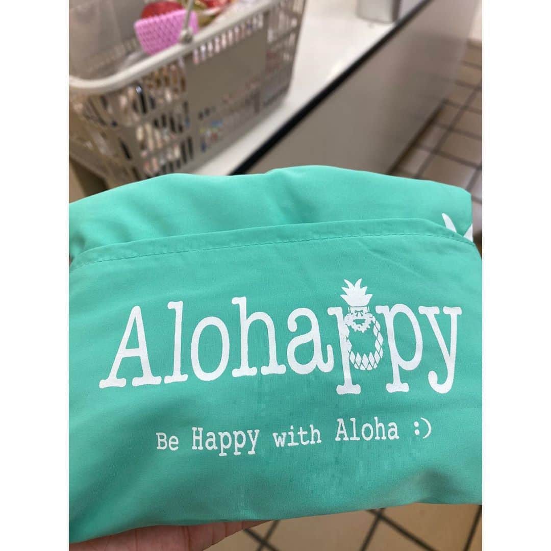 森麻季さんのインスタグラム写真 - (森麻季Instagram)「my eco bags  ハワイ好きなので、エコバッグもハワイ〜🏖 #alohappy  さんのものを購入 ハワイから送っていただきました  柔らかくてバッグにも入りやすいし気に入って…色違いを追加購入 毎日何色にしようかと選ぶのも楽しみ  #ハワイを感じる  #ハワイ好き  #エコバッグ #ecobag #hawaii」8月6日 14時57分 - maki.mori_m