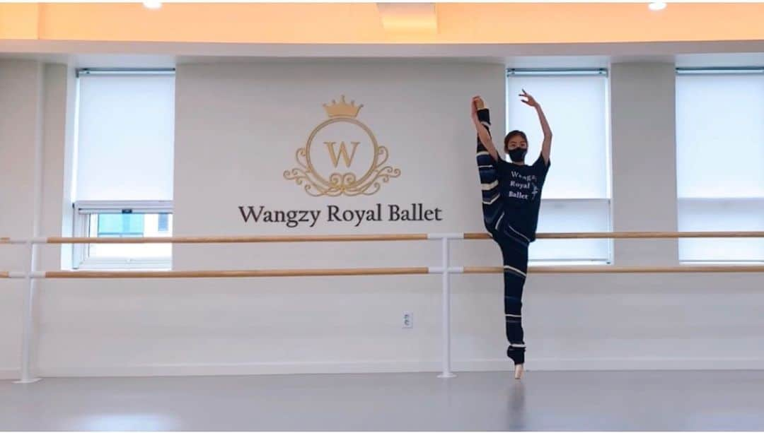 ワン・ジウォンさんのインスタグラム写真 - (ワン・ジウォンInstagram)「오랜만에 pointe shoes 🩰#wangzyroyalballet #wangzy#wangzylog#왕지원#왕지로얄발레#왕지로그#ballet#발레#ballerina」8月6日 14時57分 - jinams2w_1112