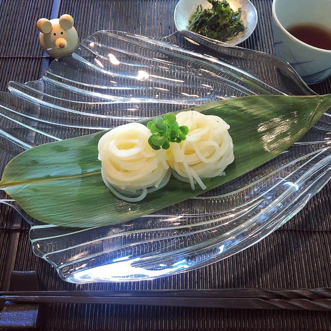 榊山敬代のインスタグラム：「🌿﻿🎐… ・ 梅雨明けしました8月は つるつる簡単で美味しい そうめんランチリピート  もちろんマイブームな 笹の葉のうえに添えて  最近は薬味のかわりに あおさをもちいるのが あらたなマイブーム也  画像はかわいらしく添えてみたけど ザルにおかわりたくさんスタンバイ  セミさんの声をBGMに つるつる夏のひとコマ  さて昨日はzoom会議の巻  いろいろなアイデアを 共有する時間でしたが こちらのネット環境が 悪くて途中退出したり  画像がうまく表示でぎず 焦りましたり今後の改善 見なおしました会議の日  そろそろパソコンも 新しくしなきゃなぁ  とおもいつつも今の パソコンお気に入り ・ ・ 💻💭… ・ ・ #いろいろリセットしたいとき … ・ ・　　　 ・ #おうちごはん #おうち大好き #enjoyhome ・ ・ ・ ・ #夏 #夏レシピ #summer 頂き物 🙏 #lunch #おうちランチ #週末ランチ #手抜きごはん #麺#小野製麺 #手延 #半田めん #麺スタグラム #あおさ #笹の葉 #Japanese #food #healthy #artist #cooking #和食 #ガラス食器 #クリスタルガラス #Crystalglass #Germany #日本画家 の#お料理こんなもん」