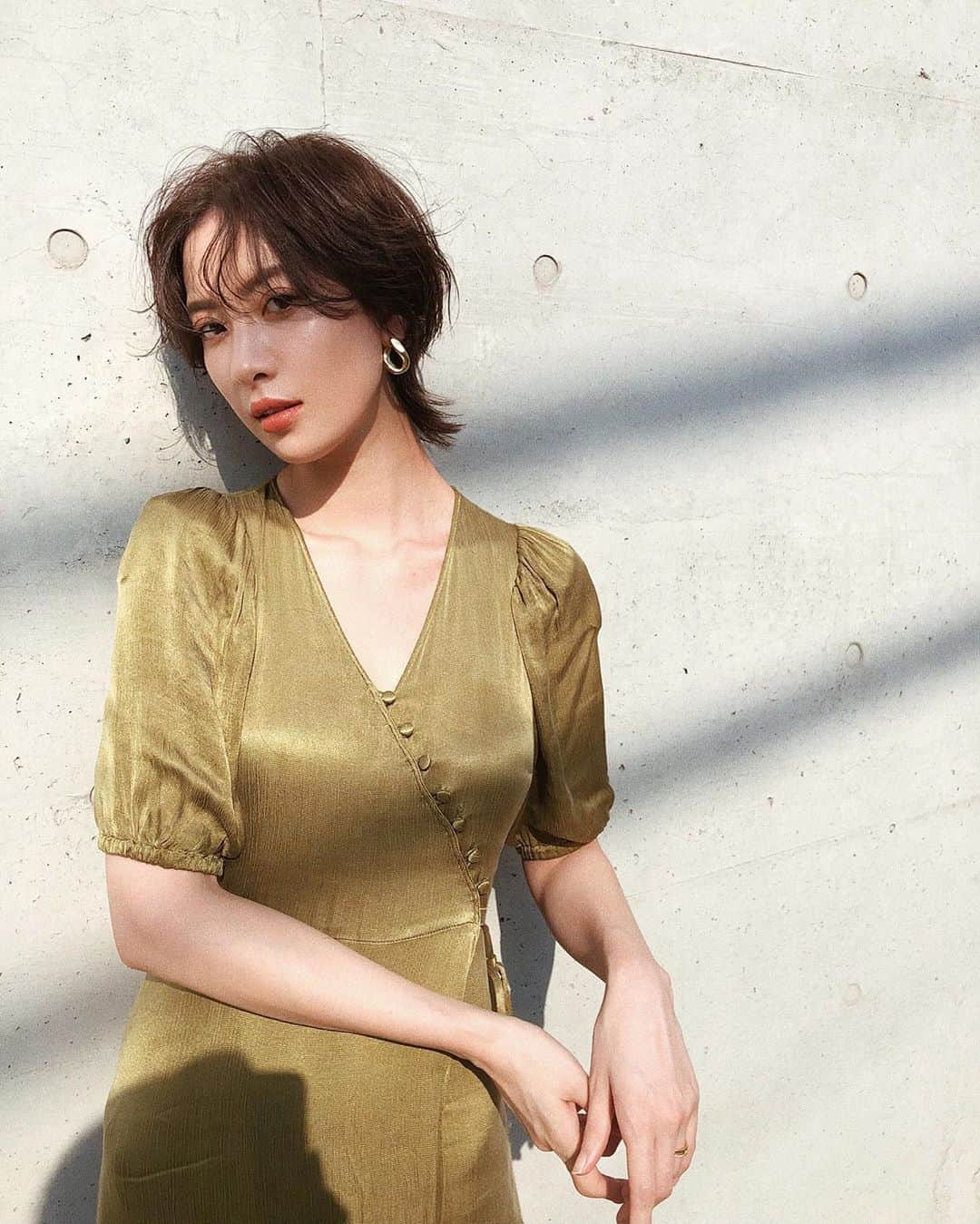 ソンイのインスタグラム：「ヘアーメンテ🍋 ウルフがお仕事現場で好評なので継続中✊🏻 襟足を整えて耳周りを少し短めに✂️ 担当は @keichiito さん🍋」