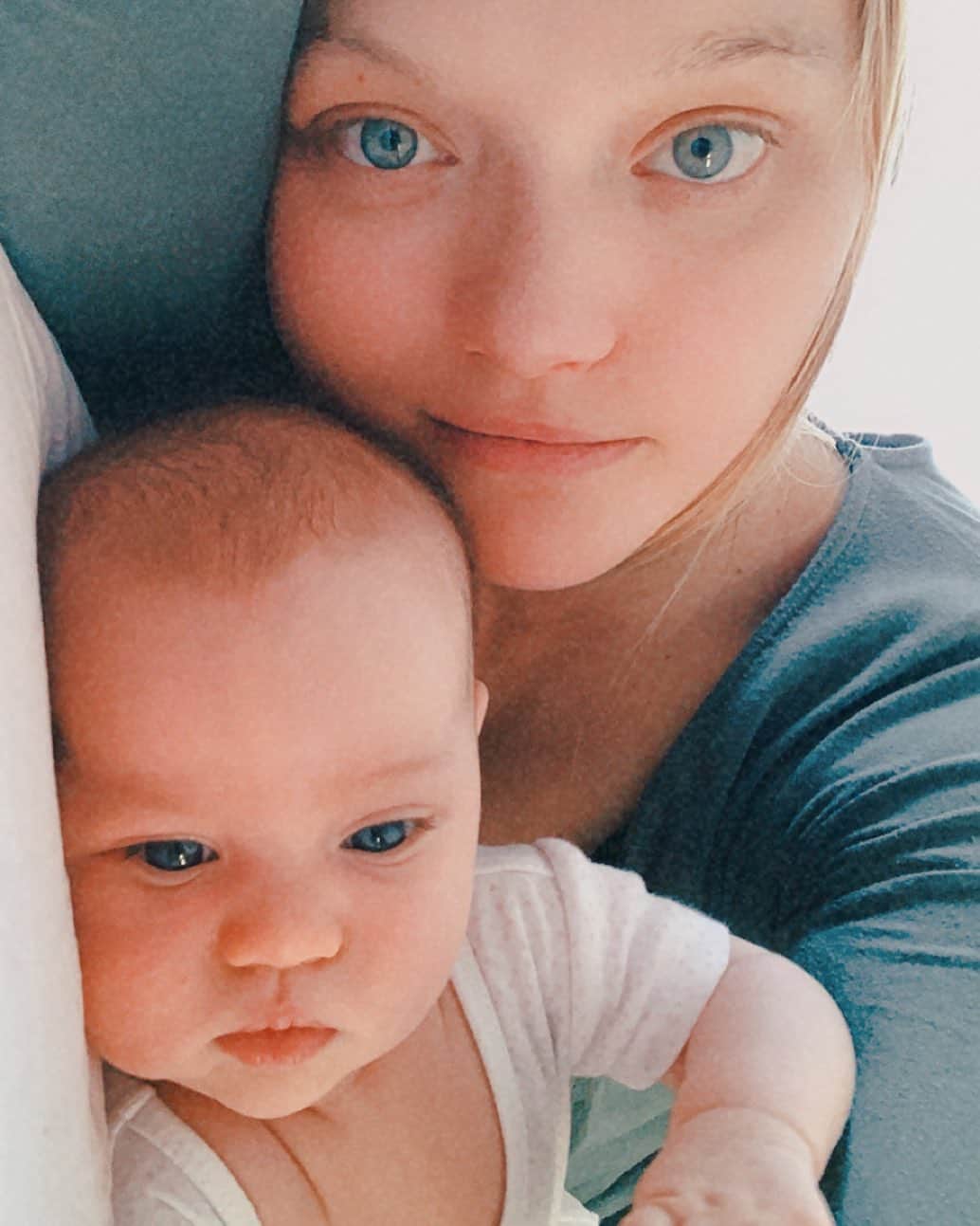 のインスタグラム：「👋🏻 Hi from us 😘」