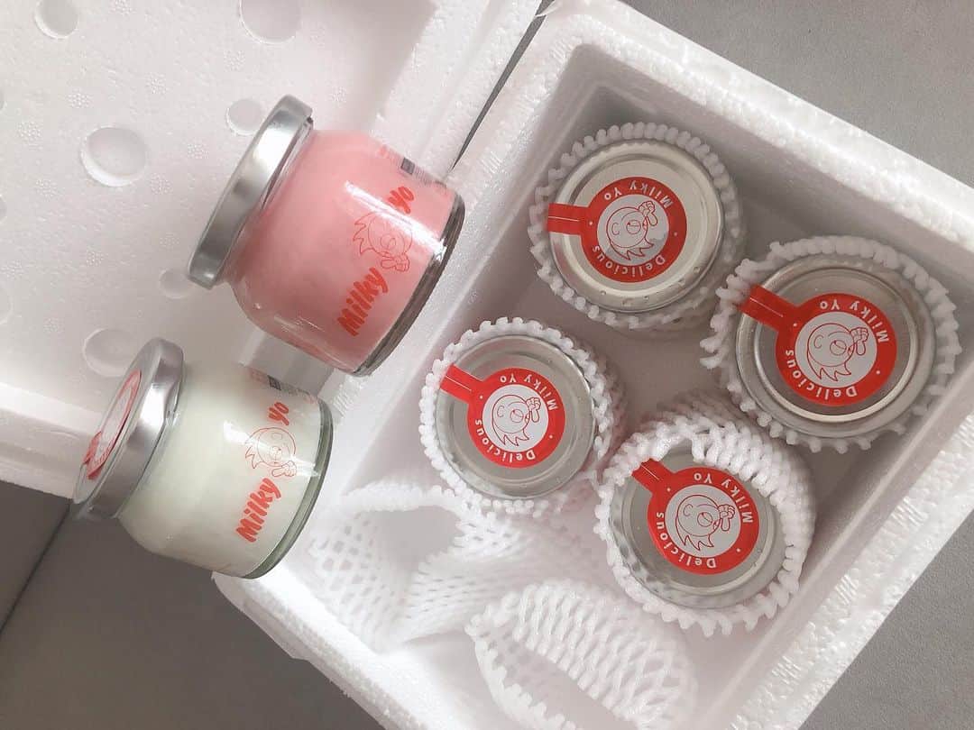 カン・ユンジさんのインスタグラム写真 - (カン・ユンジInstagram)「맛나 맛나 ❣️ @jooahmin  언니통해 구입해서 요거트 먹었는뎅 개인적으로는 스트로베리 맛이 🍓 제일 좋았오요  . .  한번에 딸기 요거트 두병 먹은건 비밀 😂🙈 내가 이렇게 요거트를 좋아할줄이야 🥰 #yogurt」8月6日 15時09分 - leheekang