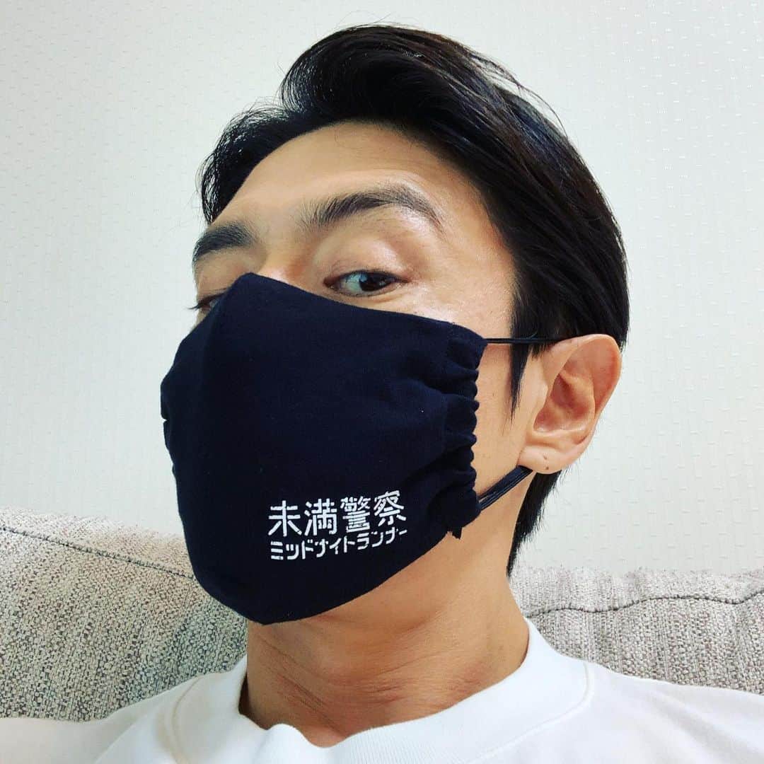 伊勢谷友介のインスタグラム：「本日2本だけTV出演しました！ んー、やっぱり泰造さんみたいに端的に面白く出来ないから、明るく元気でいるしかない。。。 　40も半ばなのに情けない。 とは言え、チームとしては俳優が宣伝するのは適役でもあるので「ハシャグ」で切り抜けましたww 　でも泰造さんとプライベートなお話するのが楽しくて、そんでいて優しいし、年が近いからなのか、僕の趣味と被ってるのでずーっと話しちゃうwww  こういう現場だと、ドラマや映画以外でお会いできない方に会えるので非常に刺激的。特にコロナ世界になって、どーやら一般の人たちはマッチングアプリで出会ってるけど、僕とかがとかアプリに出てきたら多分偽者だと思われて相手にされないでしょうしwww   という訳で、このコロナ期、僕の彼女はバイク、スケート、スノーボード&ウーバー配達員さんという事になりそうですねw  そんな僕ですが、今週末からの未満警察第7話より、だんだんと事件へ深入りしていきます。あれ、片野坂さん、良い人と信じてたのだけど！？！？　それぞれの真意が交錯、破綻していく。それでも本間と一ノ瀬は事件を解決出来るのか！？！？ 　お楽しみに〜！！！」