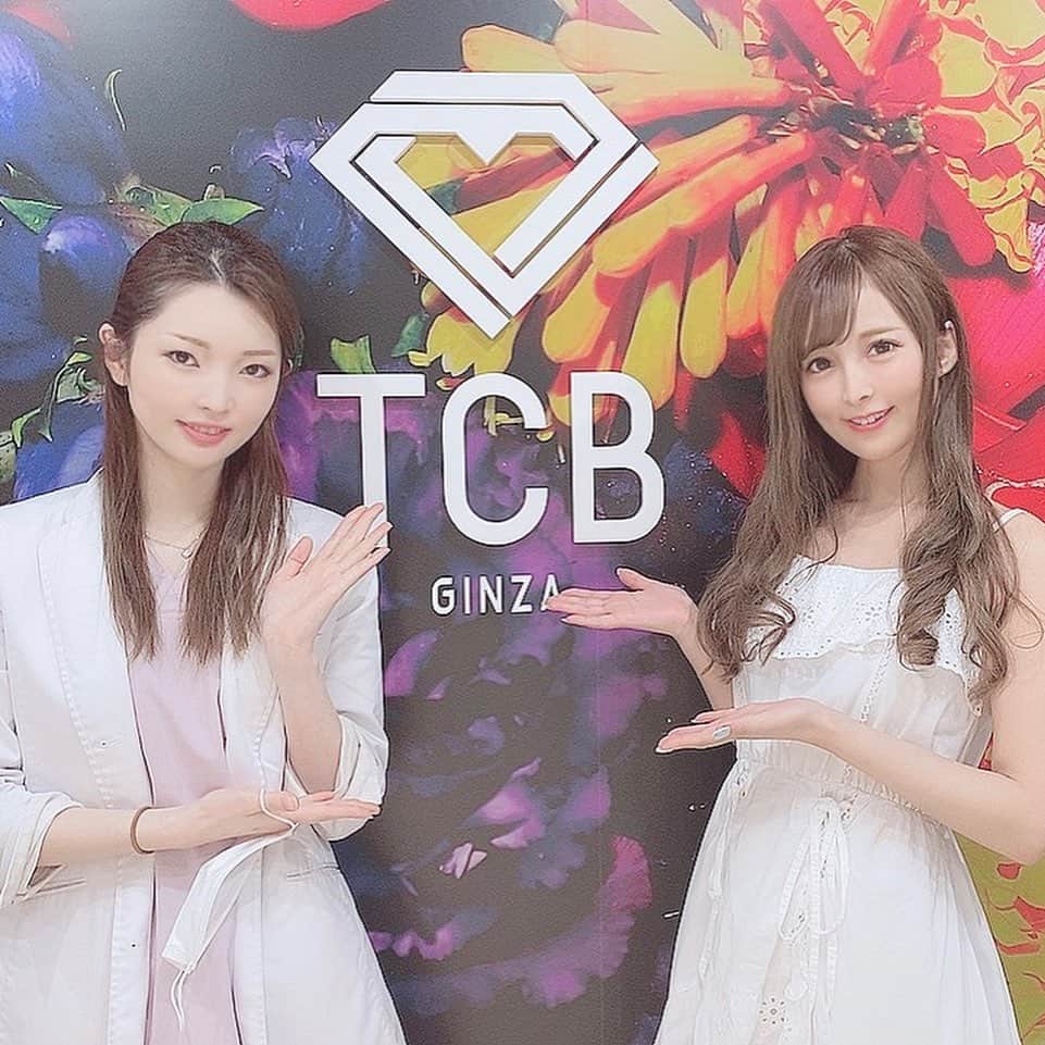 葵井えりかのインスタグラム：「先日有名な#TCB式小顔美肌再生 を受けに、#東京中央美容外科銀座院 (@tcbginza)さんに行ってきました！ . よくモデルさんたちの間で 見かけていたので どきどきでした｡ﾟ(ﾟ´ω`ﾟ)ﾟ｡♡ とってもお綺麗な#永峯祥子先生 (@tcb_nagamine ) に施術していただきました✨ . 現在施術2日目です！ 腫れるかな？って どきどきしてたけど 大きな腫れもなく すごく満足してます✨ . 引きつる感じは昨日は 少しありましたが 2日目になると 全然平気です(*´꒳`*) . 2枚目が昨日の写真で 3枚目が今日です！ これから経過を載せていきます✨ . #リフトアップならtcb東京中央美容外科 #美容整形ならtcb東京中央美容外科 #東京中央美容外科#美容外科#銀座#東京中央美容外科銀座院#美容整形#糸リフト#糸スレッド#小顔整形#tcb式小顔美肌再生 #小顔美肌式再生 #小顔美肌式整形#リフトアップ#PR」